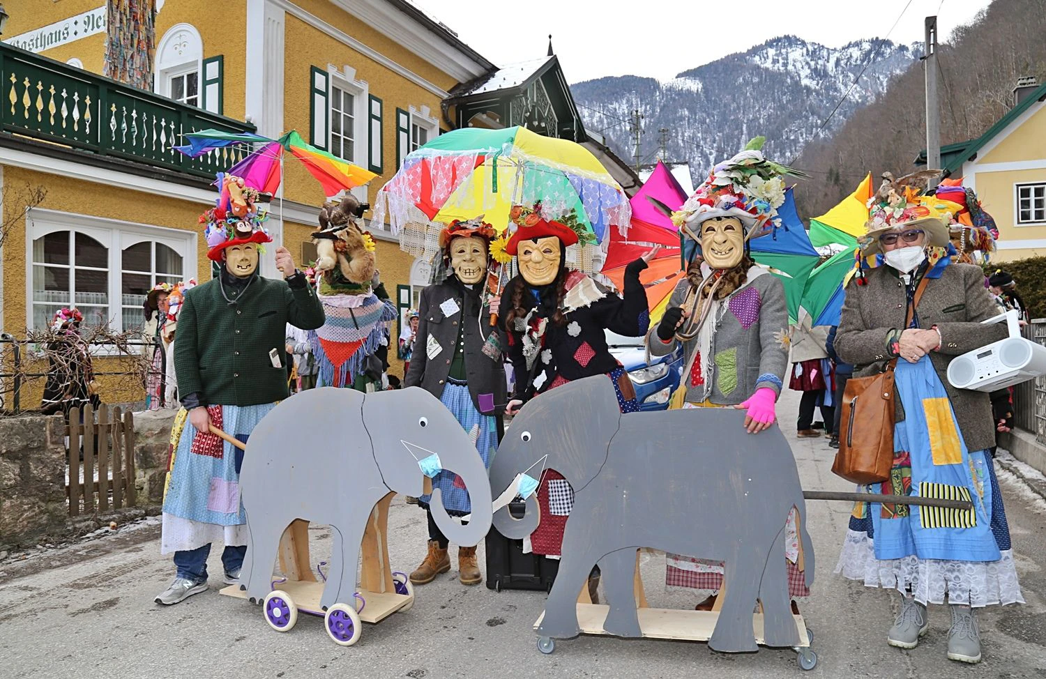 Rund 40 "Narren" wurden bei dem Umzug in Ebensee angezeigt.