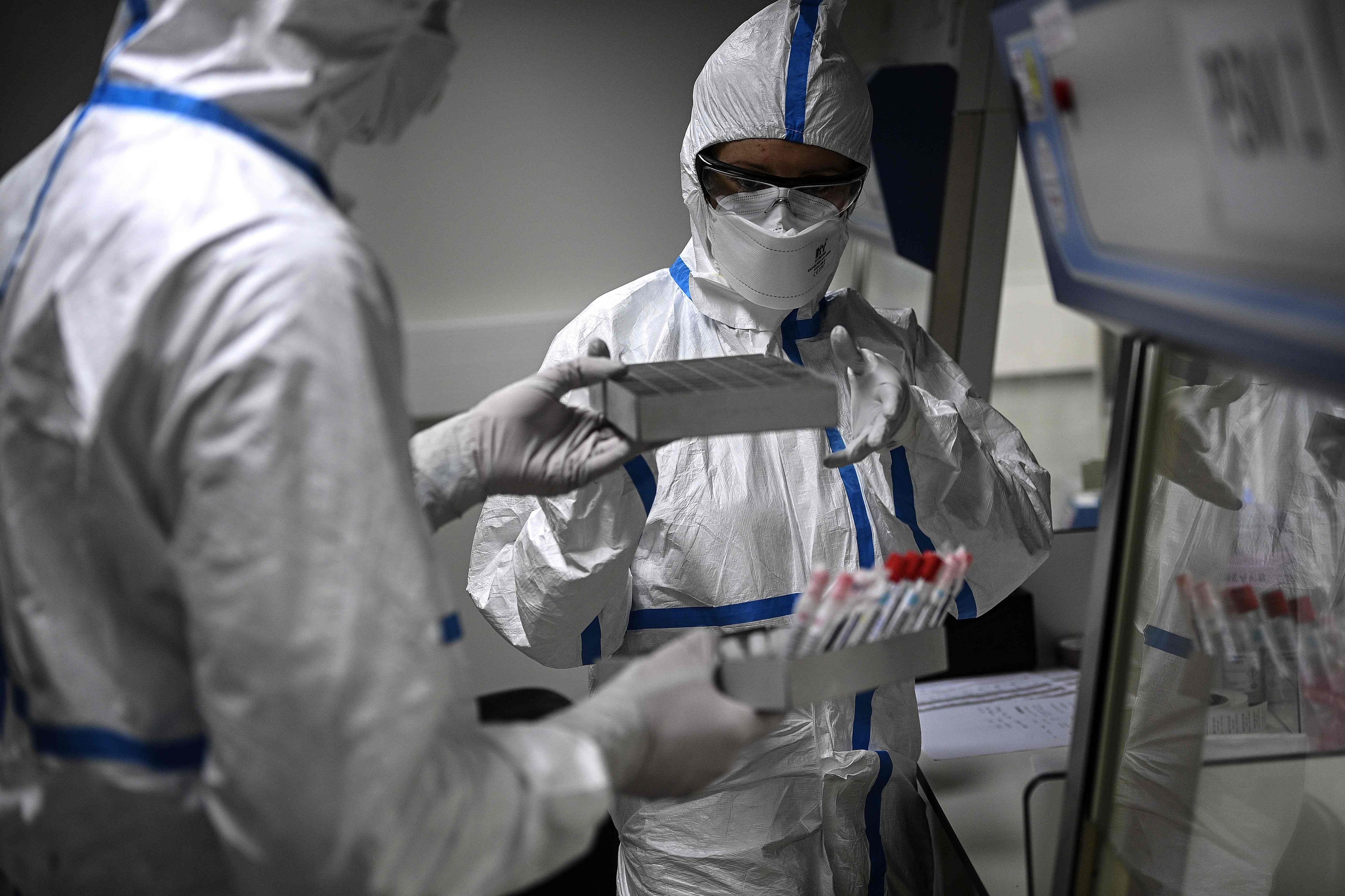 Download von www.picturedesk.com am 16.02.2021 (12:14).  TOPSHOT - Laboratory technicians wearing protective equipment work on the genome sequencing of the SARS-CoV-2 virus (Covid-19) and its variants at the Centre National de Reference (CNR - National Reference Centre) of respiratory infections viruses of the Pasteur Institute in Paris on January 21, 2021. (Photo by Christophe ARCHAMBAULT / AFP) - 20210121_PD10450 - Rechteinfo: Rights Managed (RM) Nur für redaktionelle Nutzung! Werbliche Nutzung erfordert Freigabe: bitte schicken Sie uns eine Anfrage.