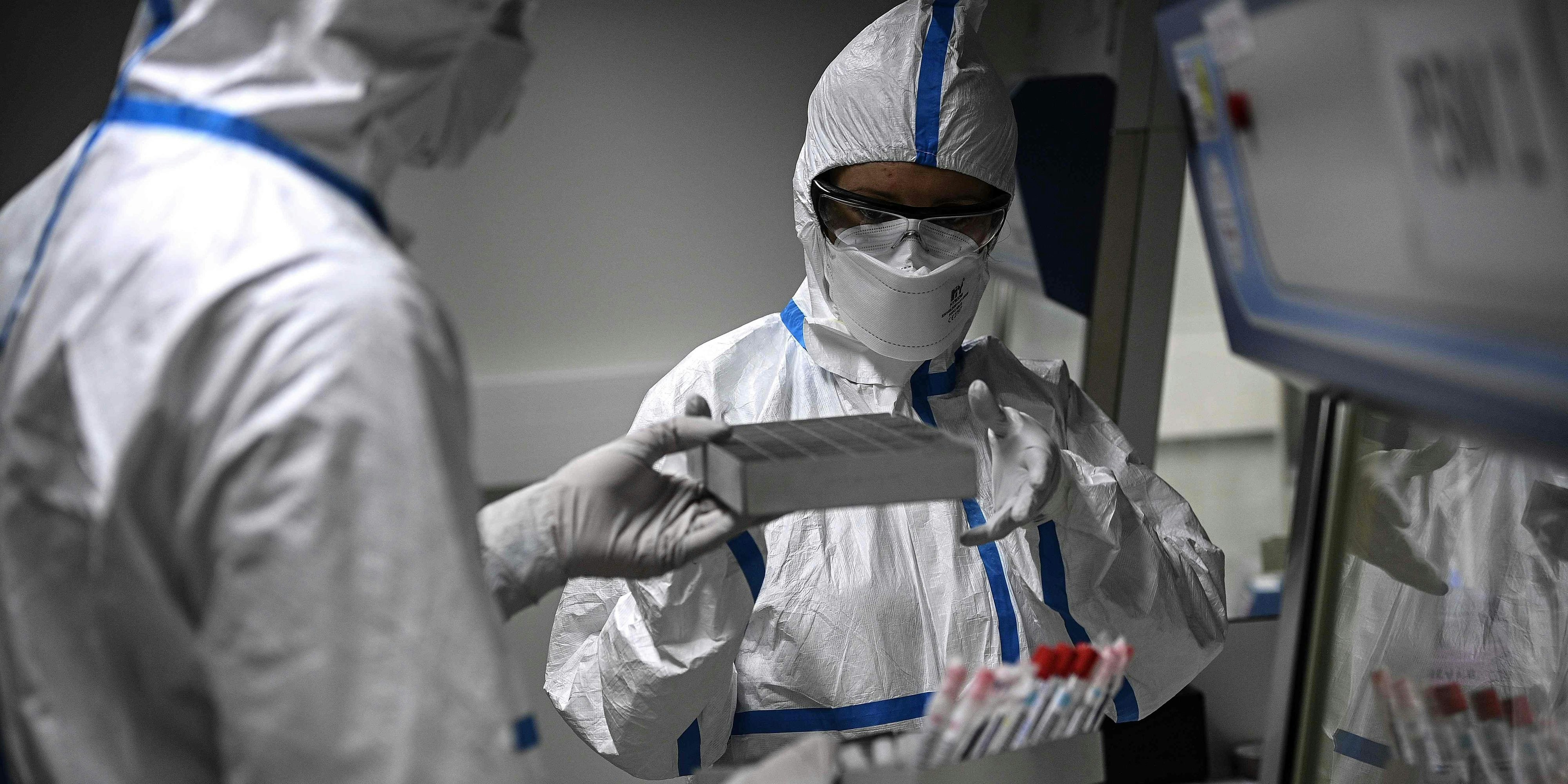 Download von www.picturedesk.com am 16.02.2021 (12:14).  TOPSHOT - Laboratory technicians wearing protective equipment work on the genome sequencing of the SARS-CoV-2 virus (Covid-19) and its variants at the Centre National de Reference (CNR - National Reference Centre) of respiratory infections viruses of the Pasteur Institute in Paris on January 21, 2021. (Photo by Christophe ARCHAMBAULT / AFP) - 20210121_PD10450 - Rechteinfo: Rights Managed (RM) Nur für redaktionelle Nutzung! Werbliche Nutzung erfordert Freigabe: bitte schicken Sie uns eine Anfrage.