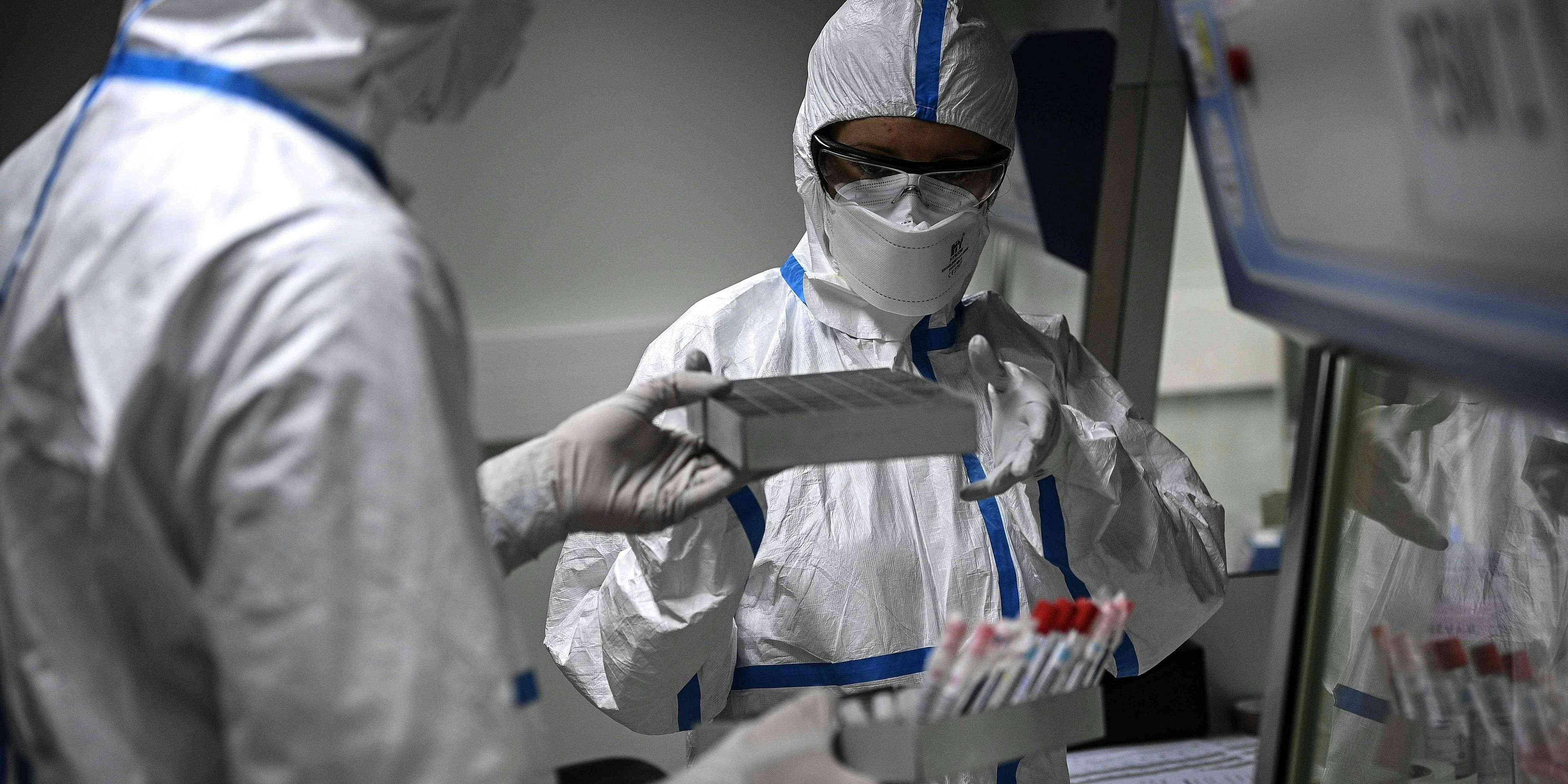 Download von www.picturedesk.com am 16.02.2021 (12:14).  TOPSHOT - Laboratory technicians wearing protective equipment work on the genome sequencing of the SARS-CoV-2 virus (Covid-19) and its variants at the Centre National de Reference (CNR - National Reference Centre) of respiratory infections viruses of the Pasteur Institute in Paris on January 21, 2021. (Photo by Christophe ARCHAMBAULT / AFP) - 20210121_PD10450 - Rechteinfo: Rights Managed (RM) Nur für redaktionelle Nutzung! Werbliche Nutzung erfordert Freigabe: bitte schicken Sie uns eine Anfrage.