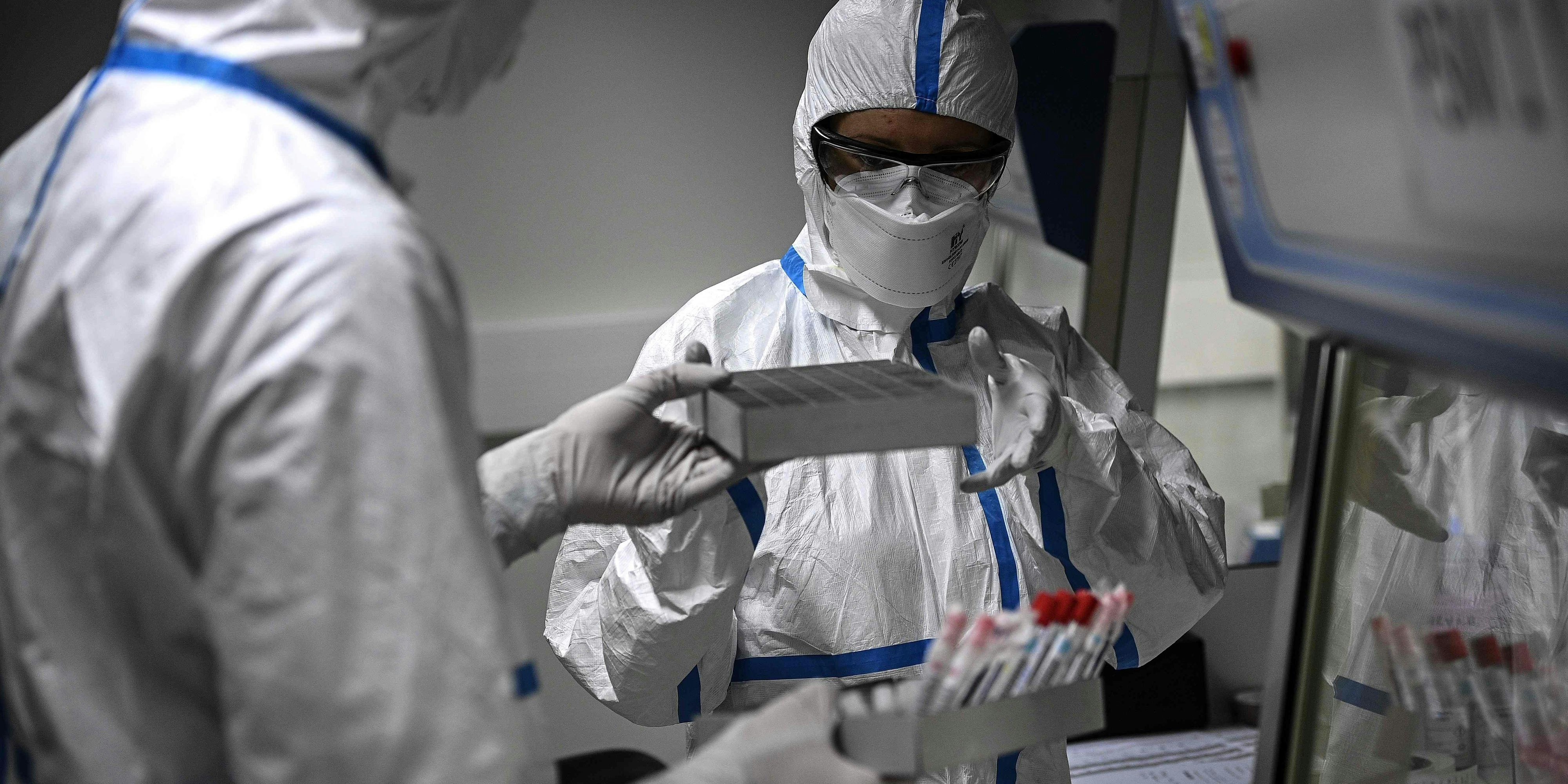 Download von www.picturedesk.com am 16.02.2021 (12:14).  TOPSHOT - Laboratory technicians wearing protective equipment work on the genome sequencing of the SARS-CoV-2 virus (Covid-19) and its variants at the Centre National de Reference (CNR - National Reference Centre) of respiratory infections viruses of the Pasteur Institute in Paris on January 21, 2021. (Photo by Christophe ARCHAMBAULT / AFP) - 20210121_PD10450 - Rechteinfo: Rights Managed (RM) Nur für redaktionelle Nutzung! Werbliche Nutzung erfordert Freigabe: bitte schicken Sie uns eine Anfrage.
