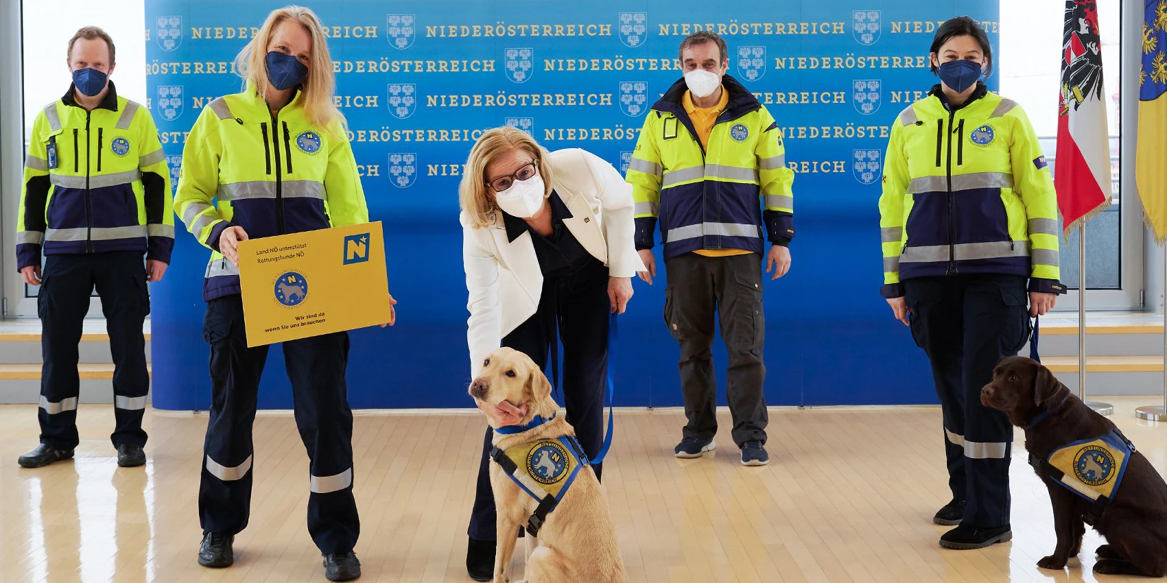 Mikl-Leitner mit Rettungshund.