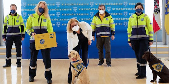 Mikl-Leitner mit Rettungshund.