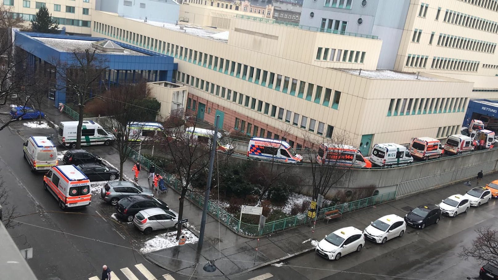Rettungswagen-Stau wegen zahlreicher Glatteis-Unfälle vor dem Traumazentrum Wien (UKH Lorenz Böhler) in Brigittenau am 17. Februar 2021.