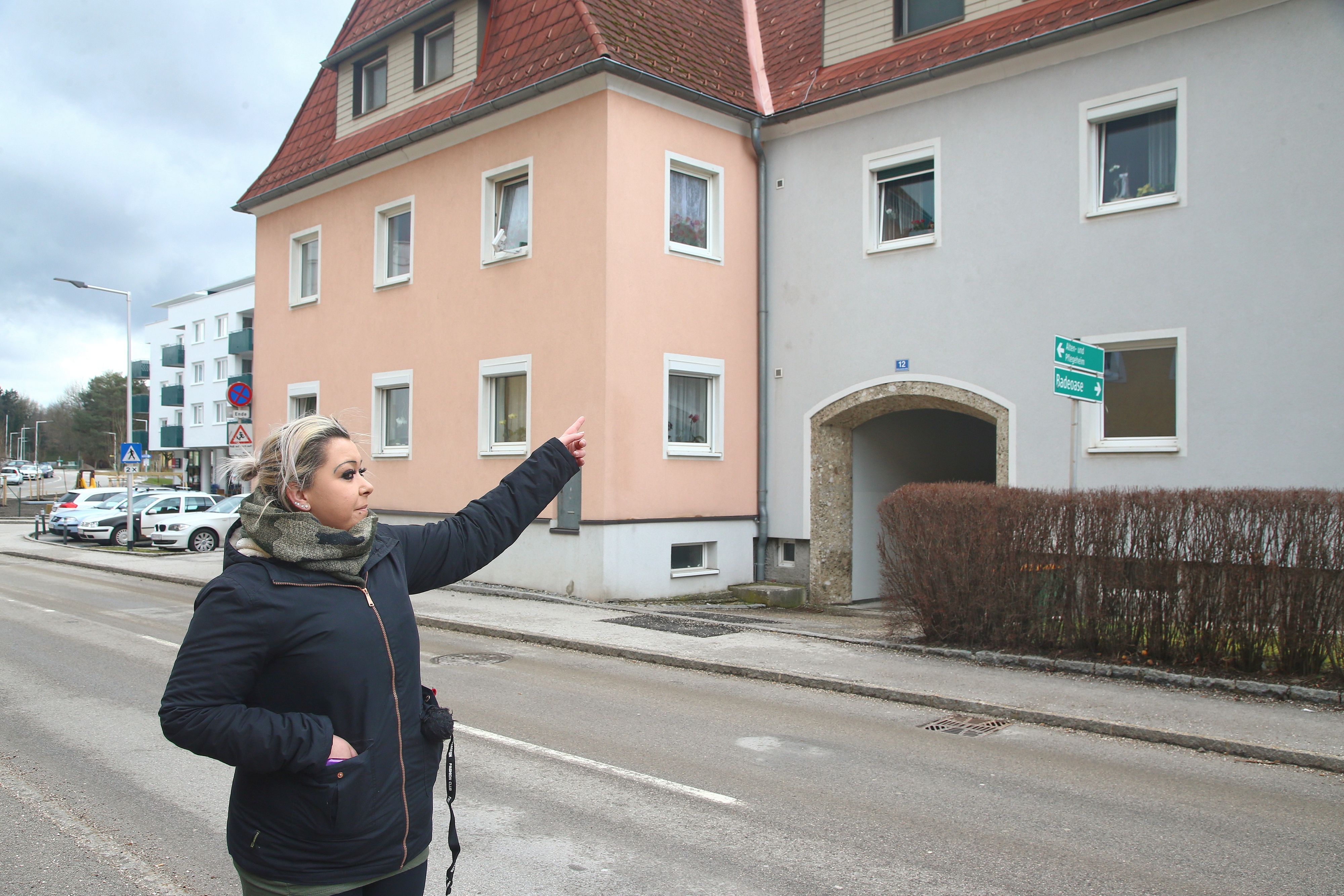 Der 71-Jährige lag fünf Tage hilflos in seiner Wohnung. Nachbarin Jaqueline Untersberger hörte die Hilfeschreie und verständigte die Rettungskräfte.
