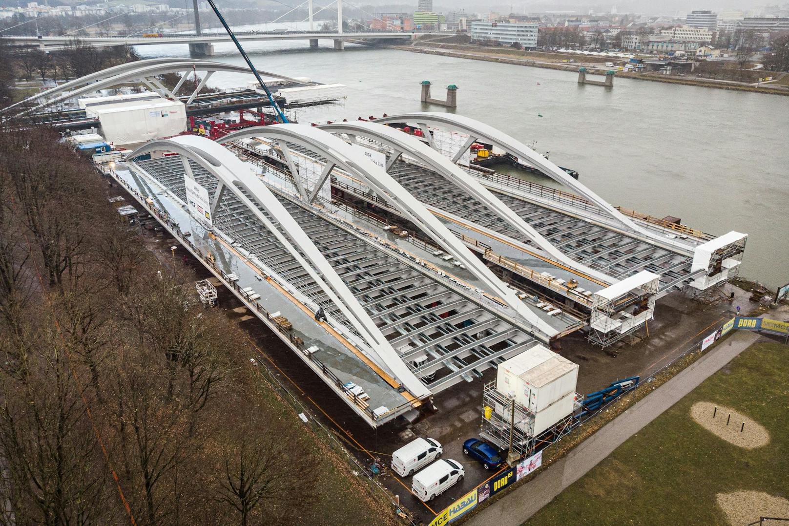 Ab Montag werden die Stahlträger der Brücke über die Donau gehoben.