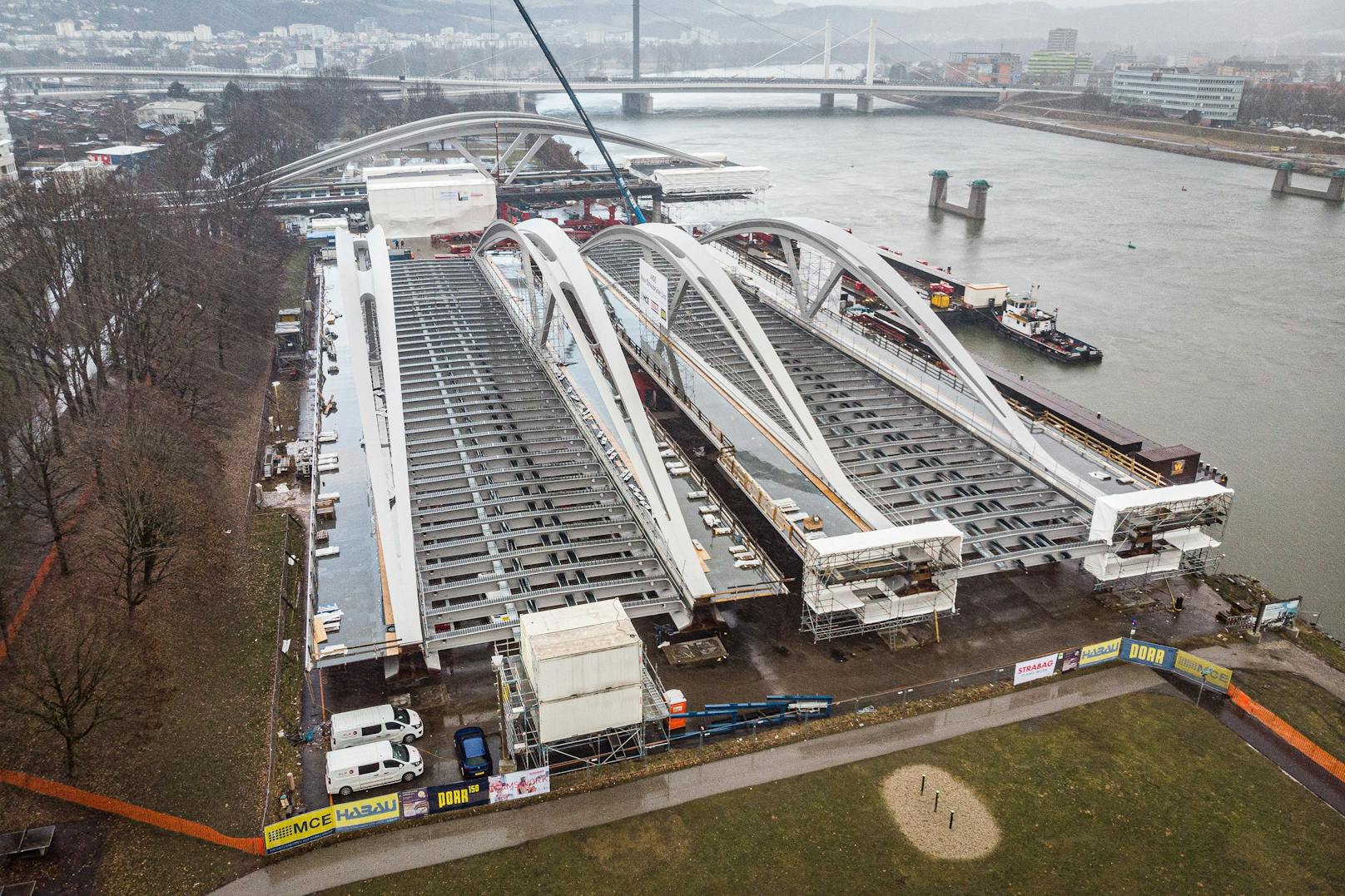 Ab Montag werden die Stahlträger der Brücke über die Donau gehoben.