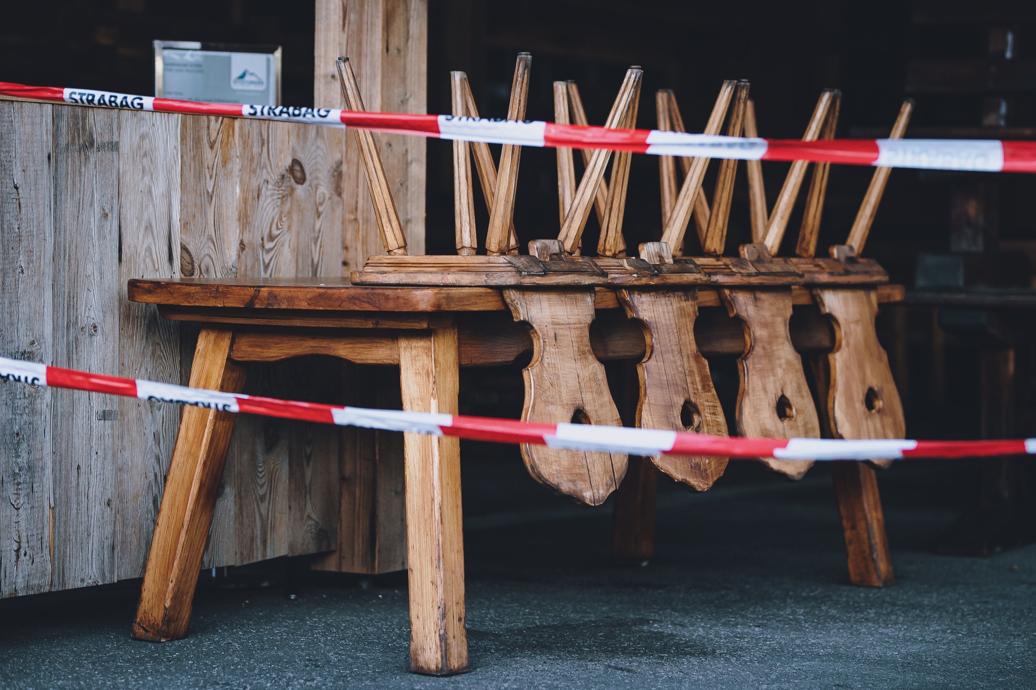 Download von www.picturedesk.com am 17.02.2021 (12:48).  THEMENBILD - Stühle auf einem Tisch von einer geschlossenen Apres Ski Bar, aufgenommen am 17. Novemeber 2020 in Kaprun, Österreich // Chairs on a table from a closed Apres Ski Bar, Kaprun, Austria on 2020/11/17. EXPA Pictures © 2020, PhotoCredit: EXPA/ JFK - 20201118_PD6938 - Rechteinfo: Rights Managed (RM)