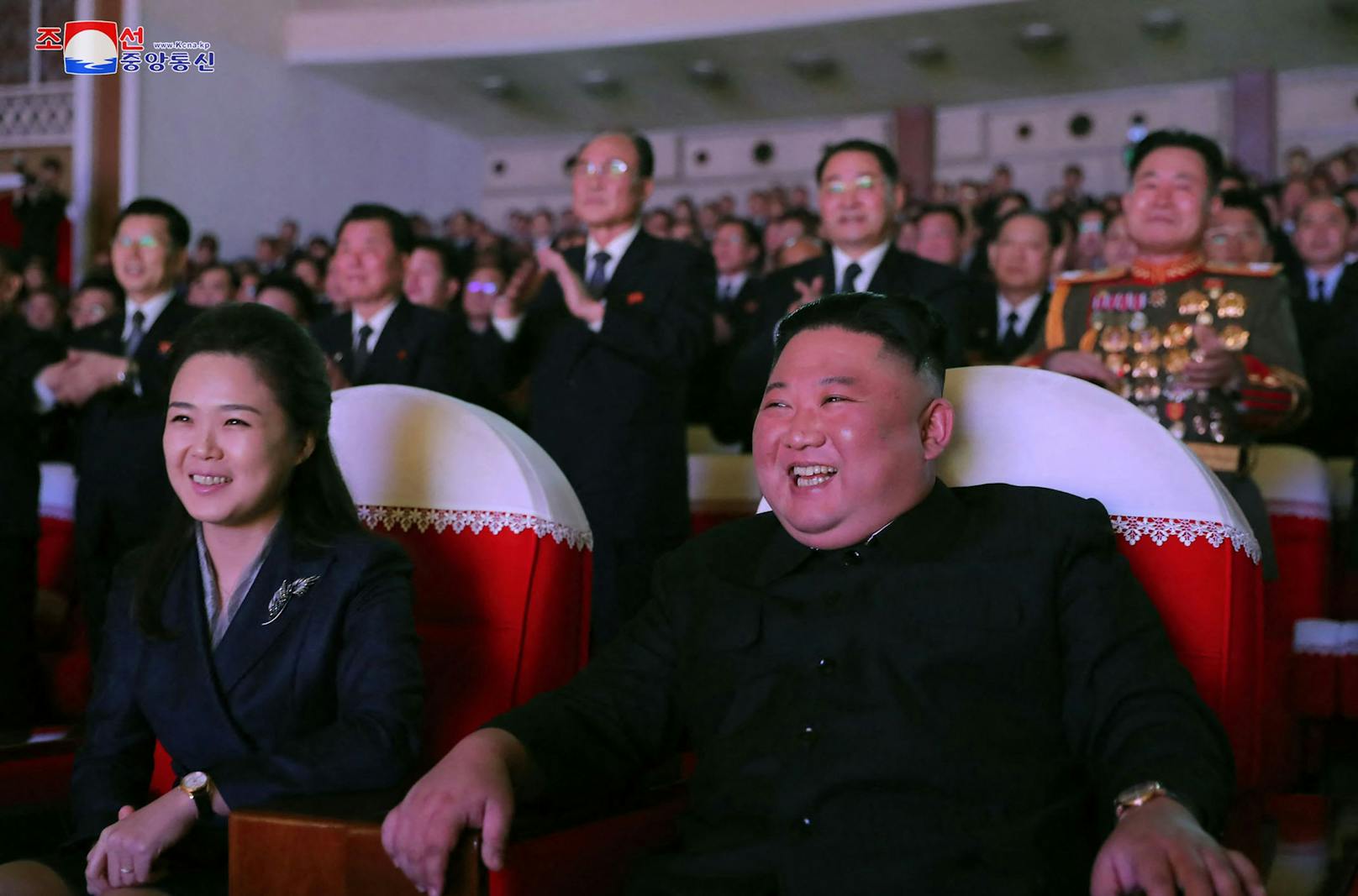 Die großen Feierlichkeiten zu Kim Jong-ils Geburtstag wurden von seinem Sohn Kim Jong-un begleitet. Mit dabei auch seine Ehefrau Ri Sol-ju (16. Februar 2021)