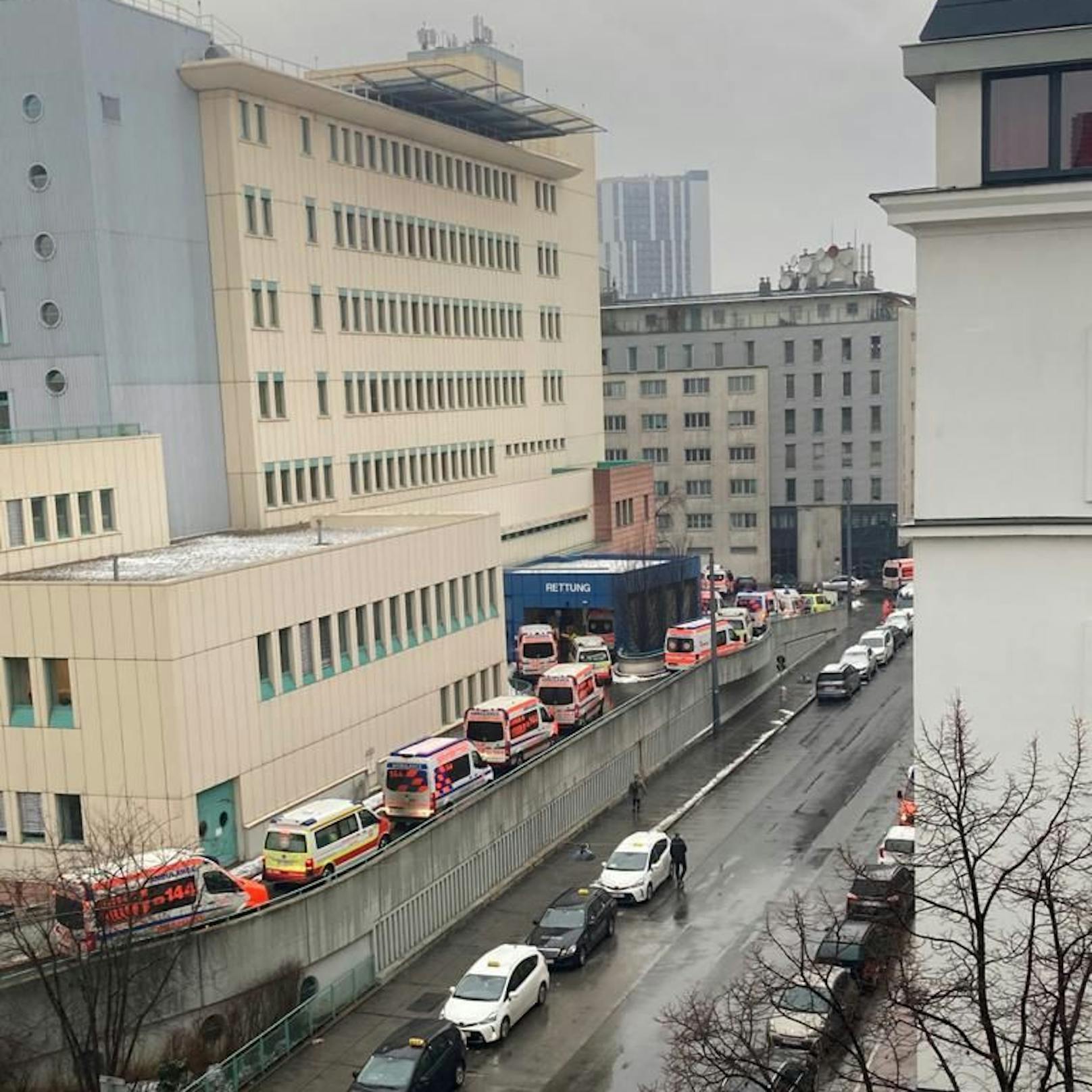 Rettungswagen-Stau wegen zahlreicher Glatteis-Unfälle vor dem Traumazentrum Wien (UKH Lorenz Böhler)&nbsp;in Brigittenau&nbsp;am 17. Februar 2021.
