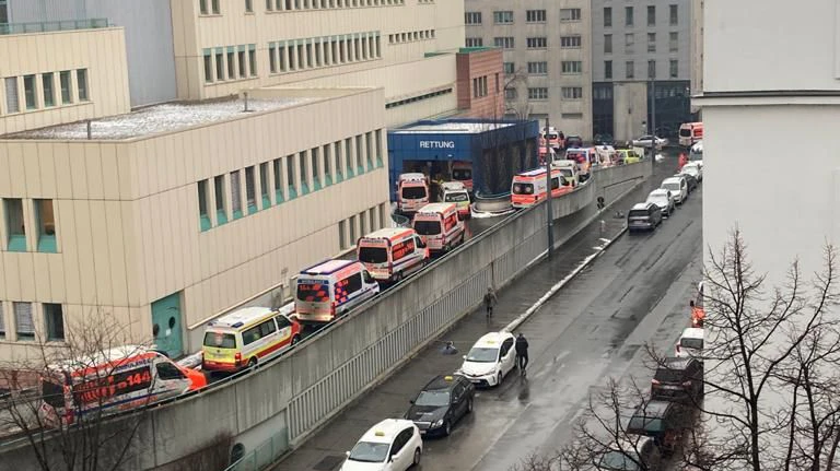 Rettungswagen-Stau vor dem Lorenz Böhler Krankenhaus in der Brigittenau.
