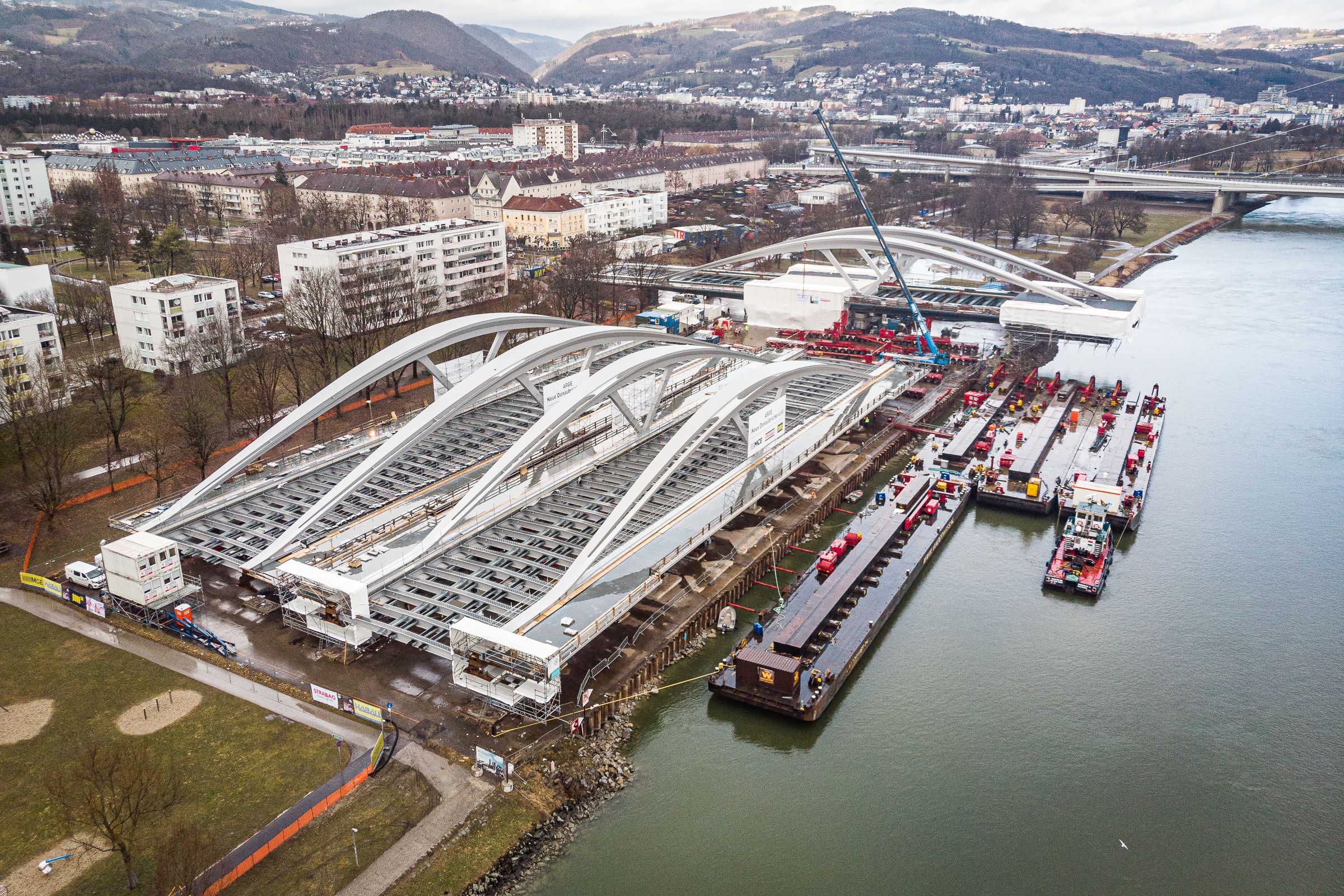 Noch liegen die Brückenteile am Ufer. In der kommenden Woche werden sie eingeschwommen.