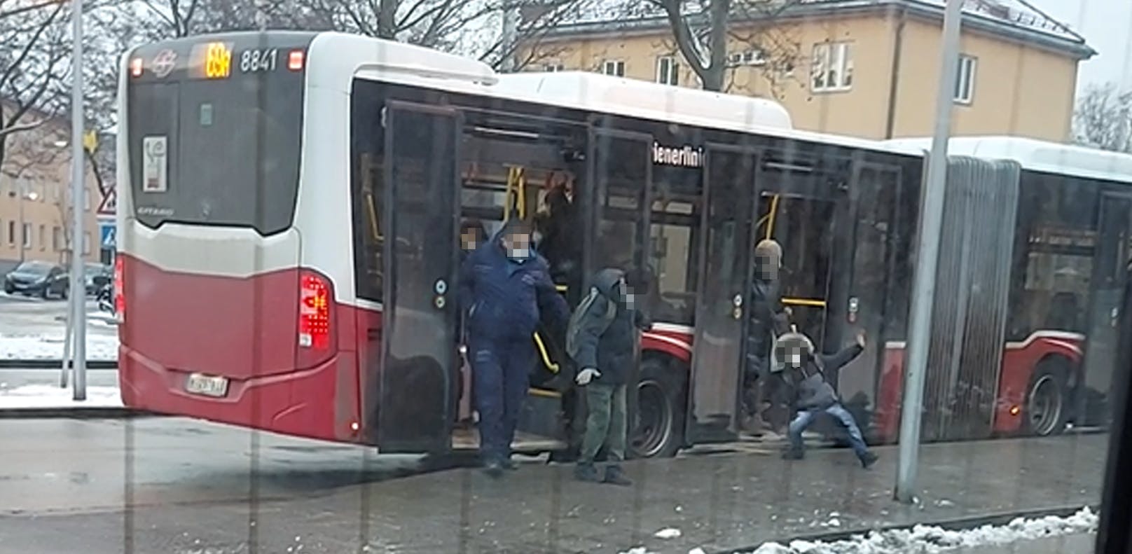 Diesen Fahrgästen fiel der Ausstieg aus dem Bus schwer