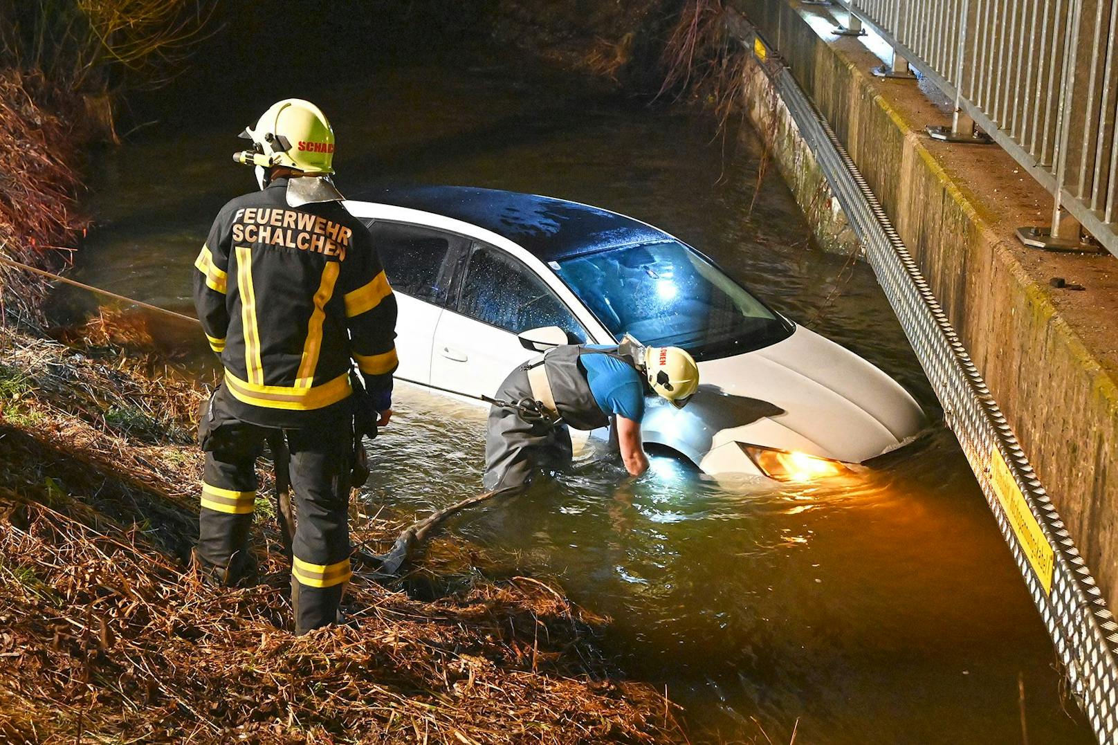 In der Gemeinde Schalchen (Bezirk Braunau, OÖ) kam eine Lenkerin von der eisigen Straße ab und stürzte in den Schwemmbach.