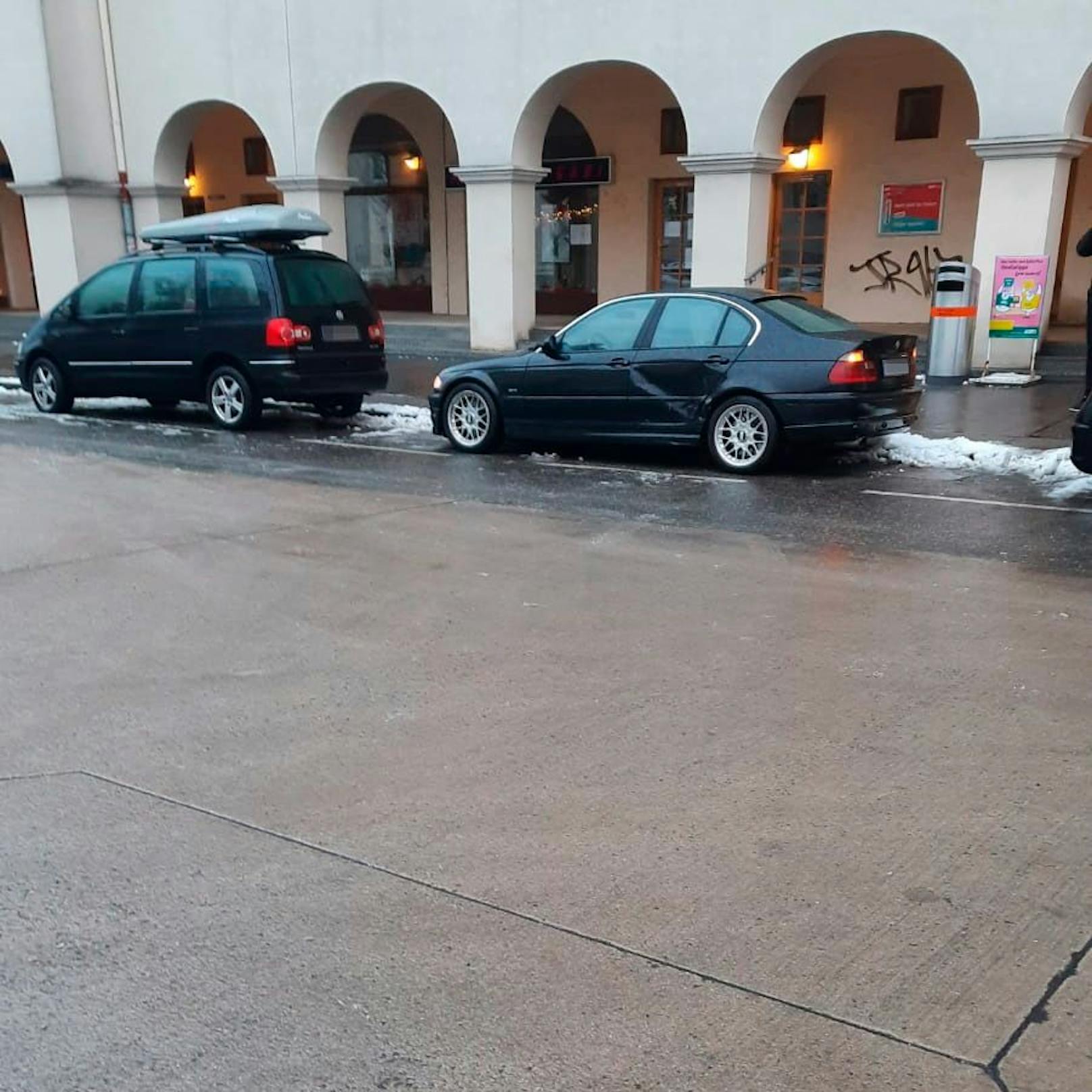 In der Sauergasse, Wien-Penzing, kam es zu einem Glatteisunfall. Ein Pkw rutschte diesem schwarzen BMW in die Seite.