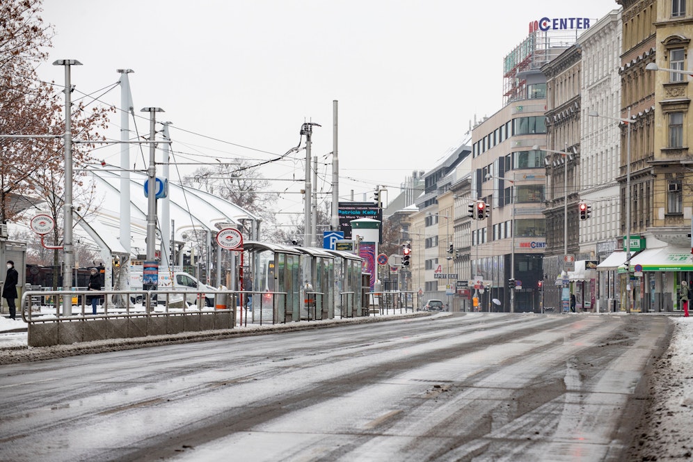 Schneefall mit Folgen: Die schmelzenden Schneemassen sind in der Nacht wieder gefroren. Glatteis-Gefahr!