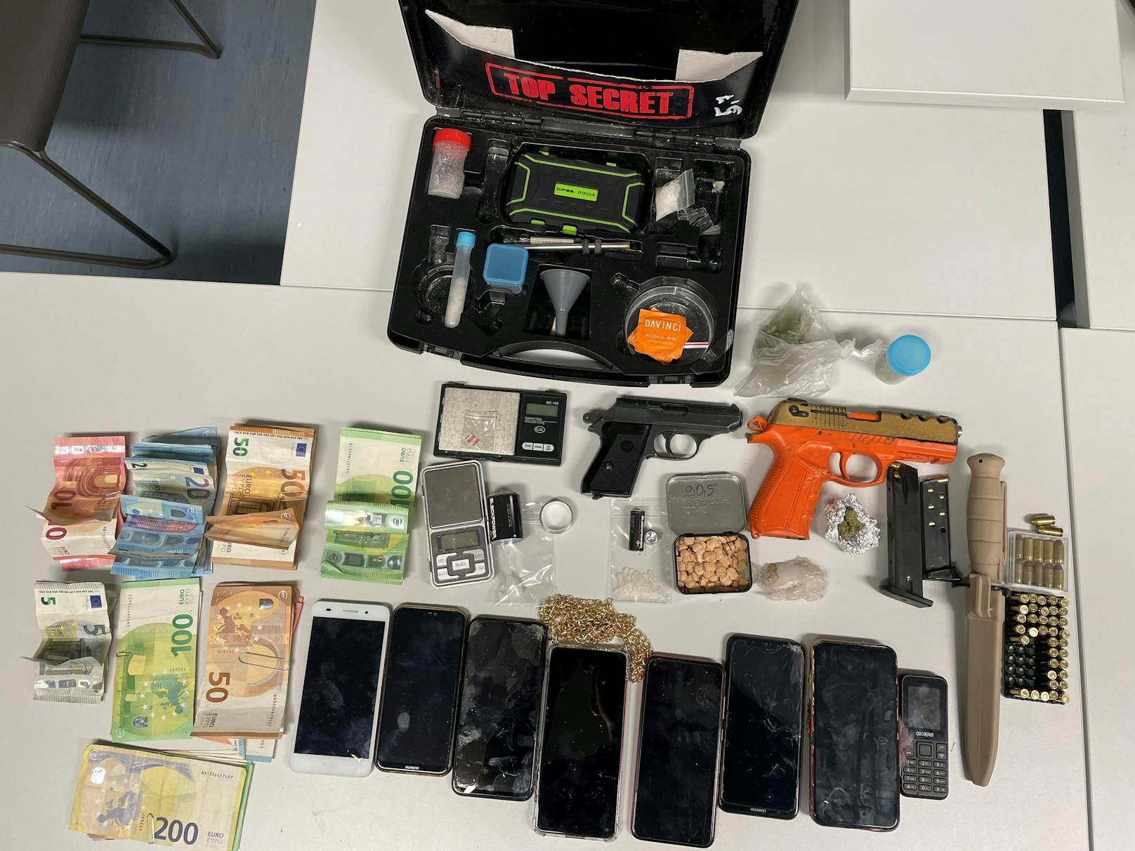 Drogen, Bargeld und Waffen wurden in der Wohnung gefunden.