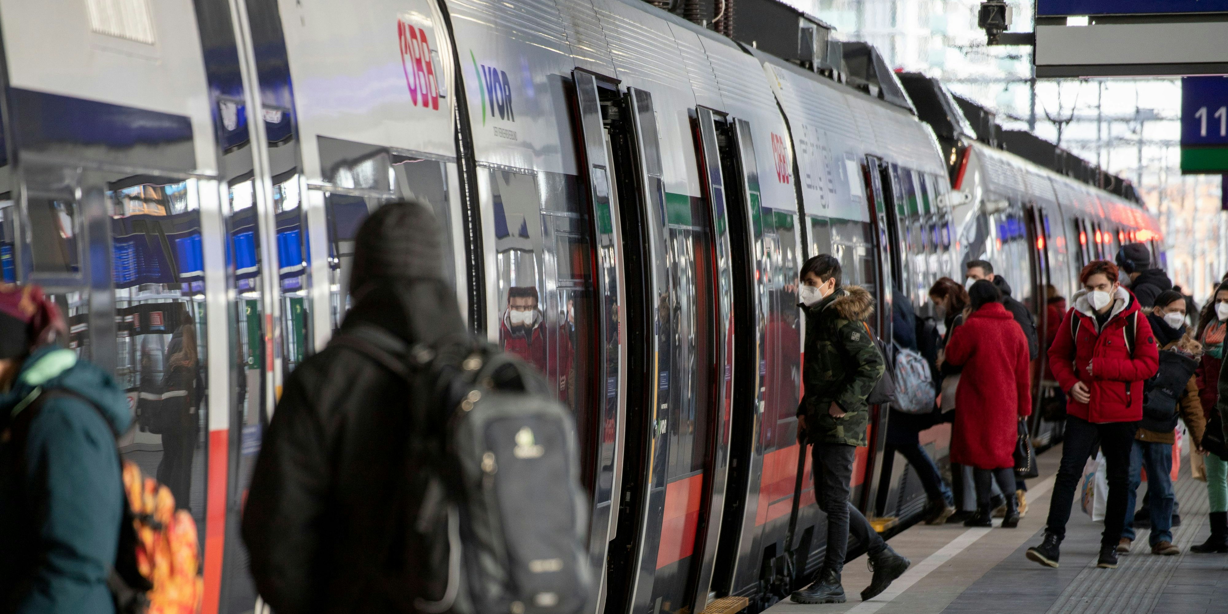 Bahnsteig am Wiener Hauptbahnhof vor einer Zuggarnitur (Archivfoto). 