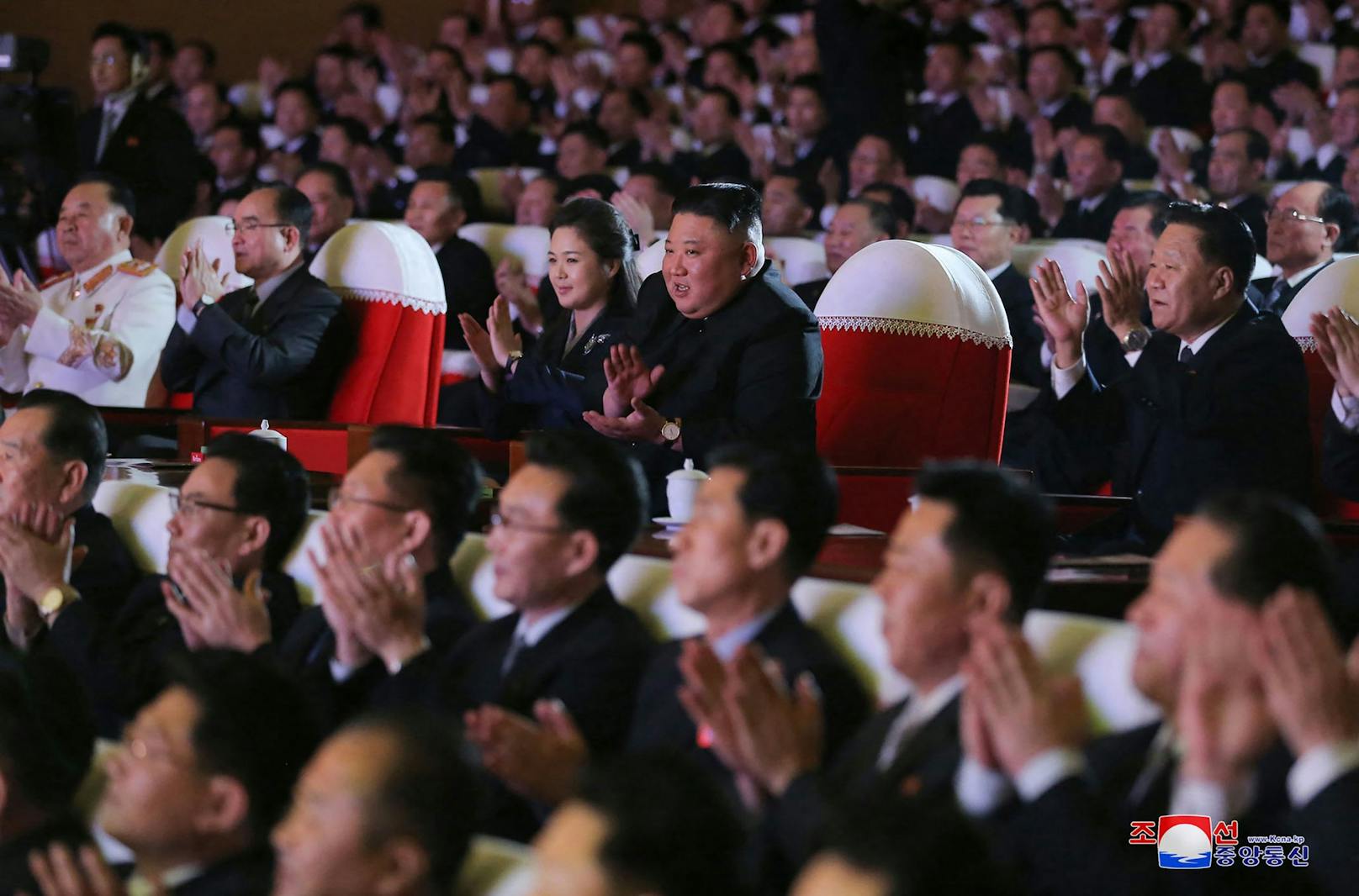 Die großen Feierlichkeiten zu Kim Jong-ils Geburtstag wurden von seinem Sohn Kim Jong-un begleitet. Mit dabei auch seine Ehefrau Ri Sol-ju (16. Februar 2021)