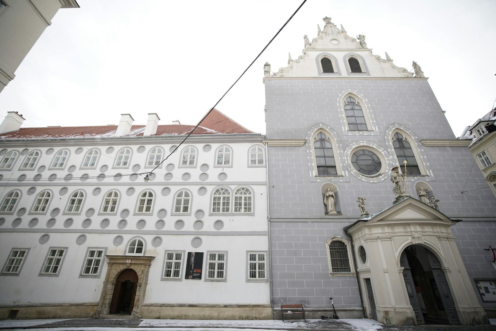 Im Wiener Franziskanerkloster wird Essen an Bedürftige ausgegeben.