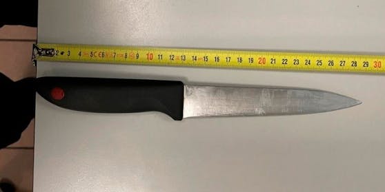 Der Attackierte konnte den Stichen ausweichen und alarmierte die Polizei. 