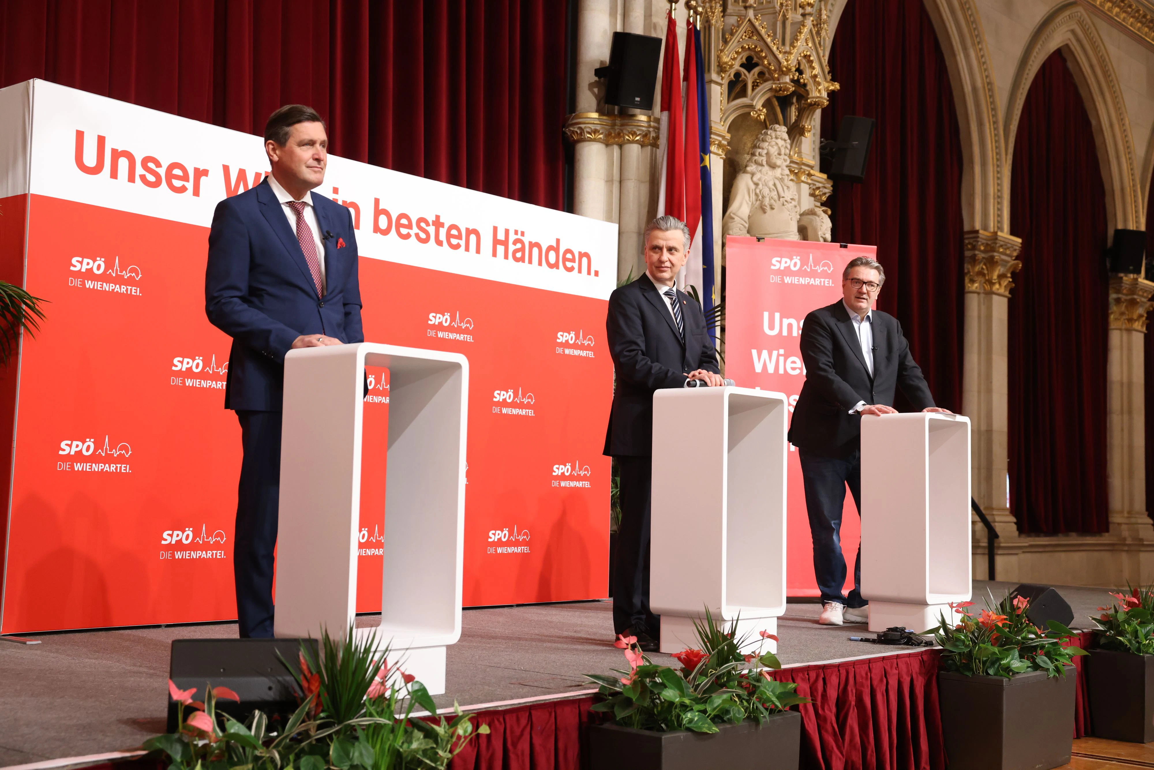 Coronabedingt wurde die traditionelle Tagung des SPÖ Wien-Rathausklub diesmal auf vier Online-Termine aufgeteilt. Im Anschluss daran informieren die Stadträte über die Ergebnisse. Heute machten Wirtschaftsstadtrat Peter Hanke (li.), und Gesundheitsstadtrat Peter Hacker (hier mit Klubchef Josef Taucher, Mitte) den Anfang.