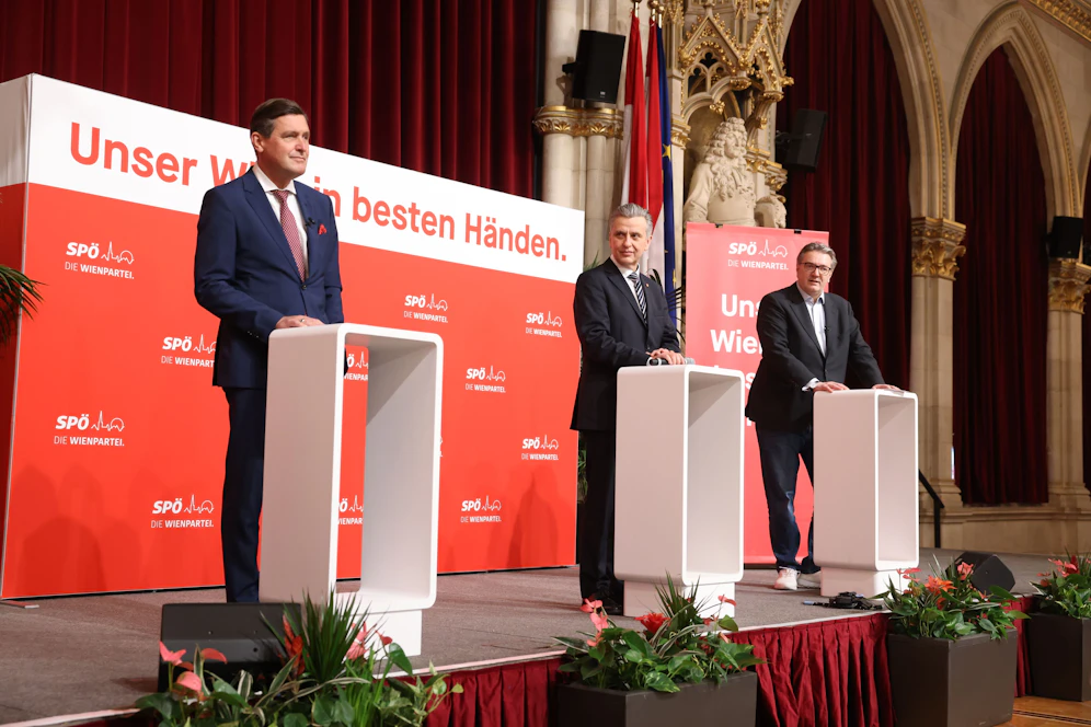 Coronabedingt wurde die traditionelle Tagung des SPÖ Wien-Rathausklub diesmal auf vier Online-Termine aufgeteilt. Im Anschluss daran informieren die Stadträte über die Ergebnisse. Heute machten Wirtschaftsstadtrat Peter Hanke (li.), und Gesundheitsstadtrat Peter Hacker (hier mit Klubchef Josef Taucher, Mitte) den Anfang.