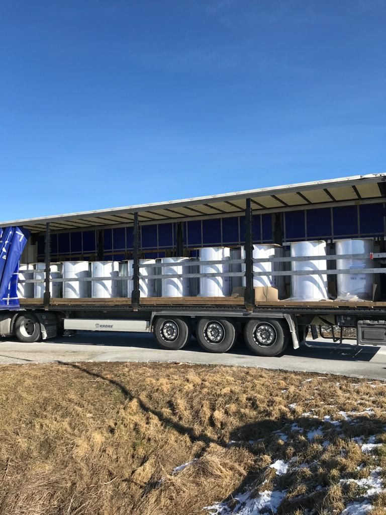 Der Lkw mit den Papierrollen.