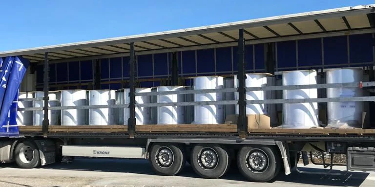 Der Lkw mit den Papierrollen.