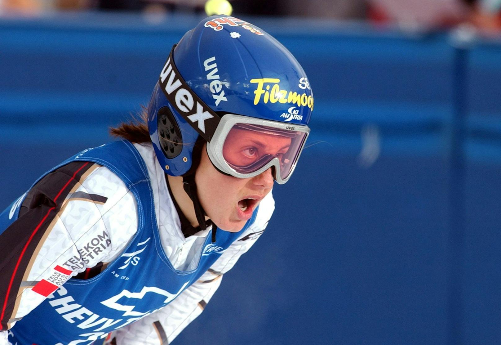 Kirchgasser mit ihrem ersten Weltcup-Helm.
