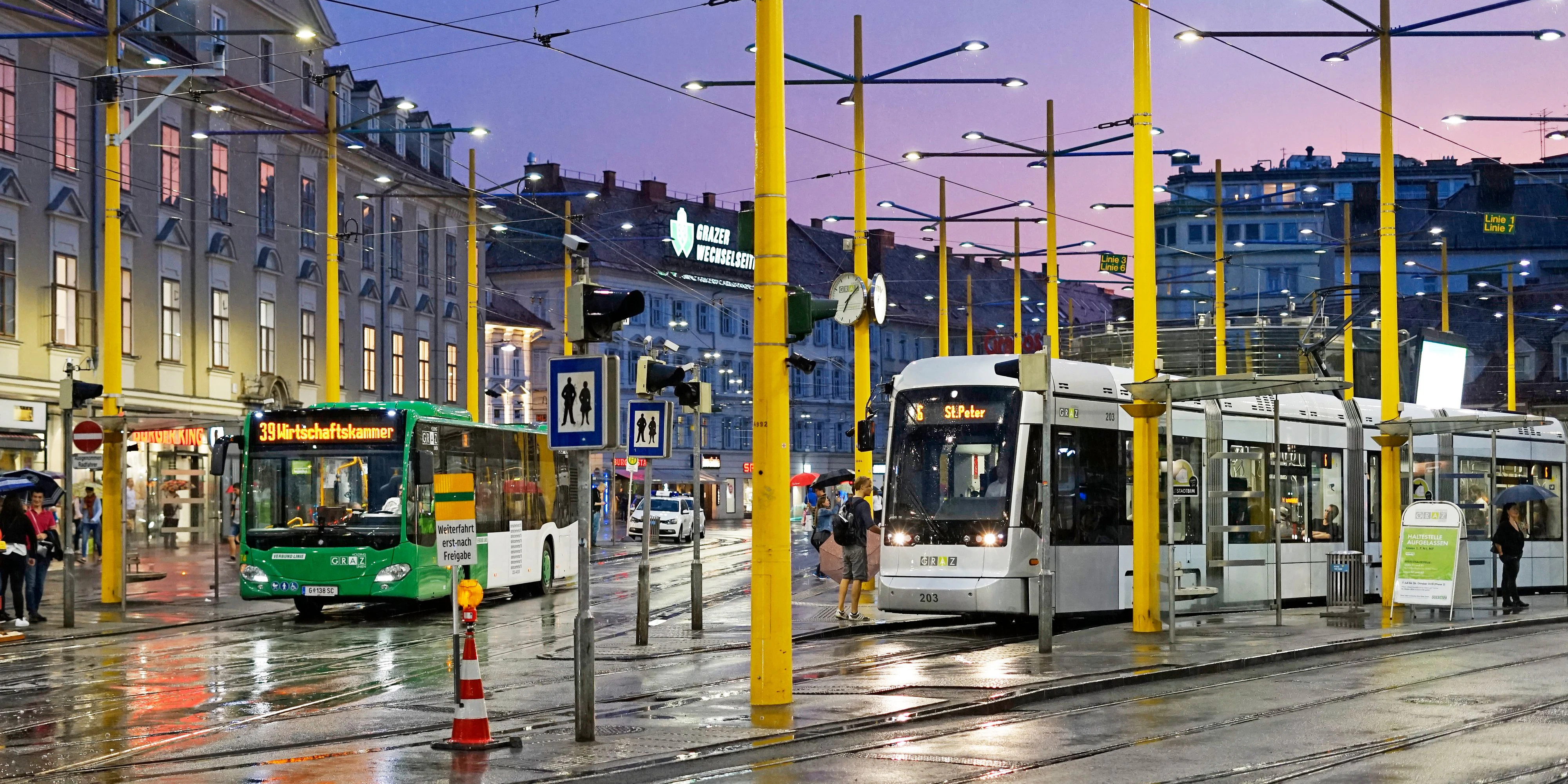 Ein Linienbus erfasste den Fußgänger und verletzte diesen schwer.