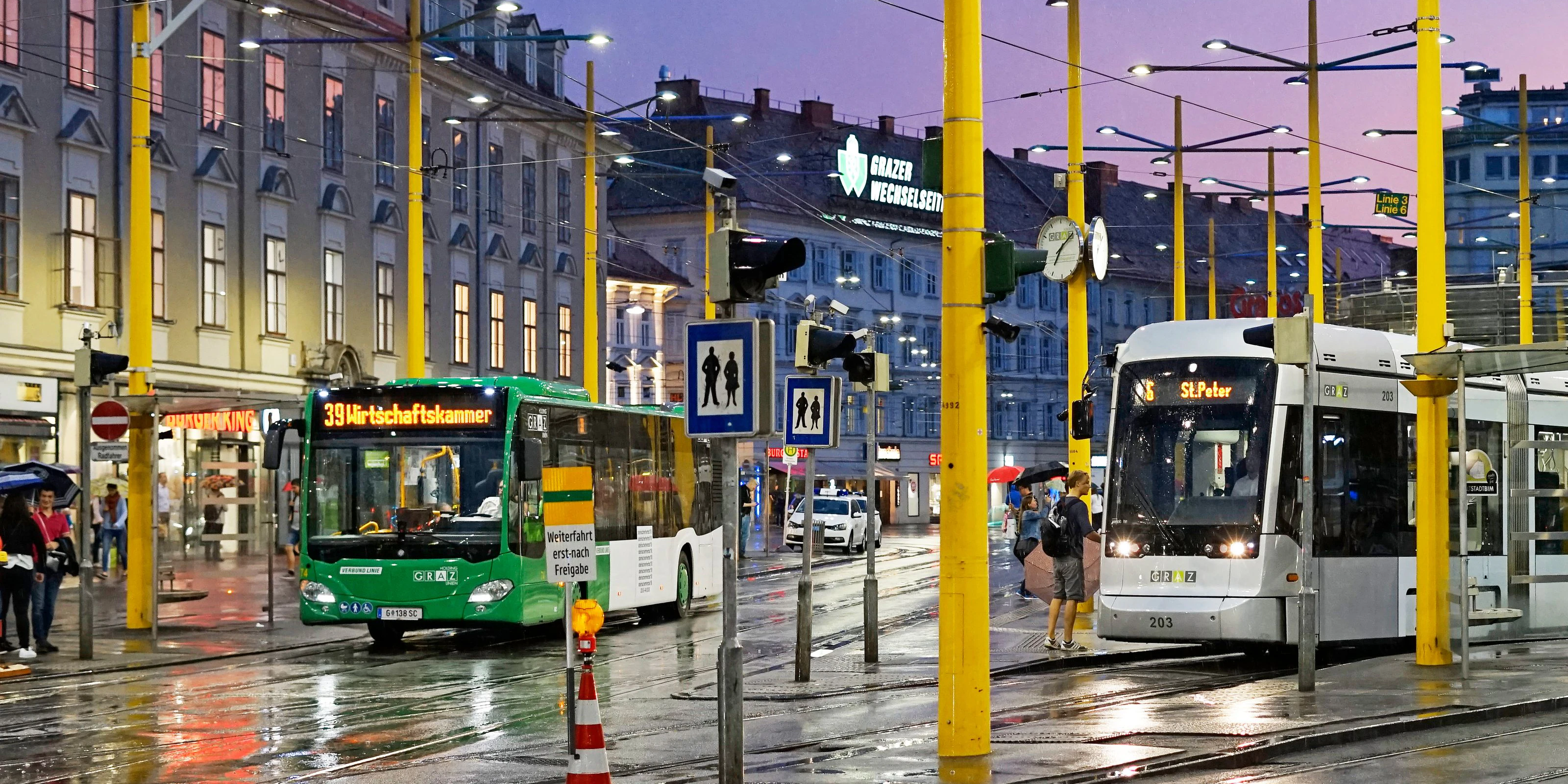 Ein Linienbus erfasste den Fußgänger und verletzte diesen schwer.