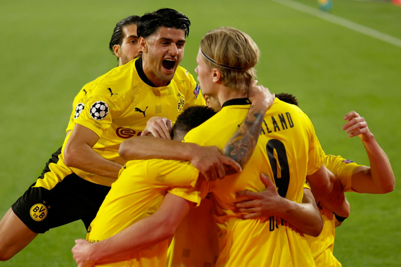 Dortmund-Torjäger Erling Haaland feiert seine Tore gegen Sevilla. 