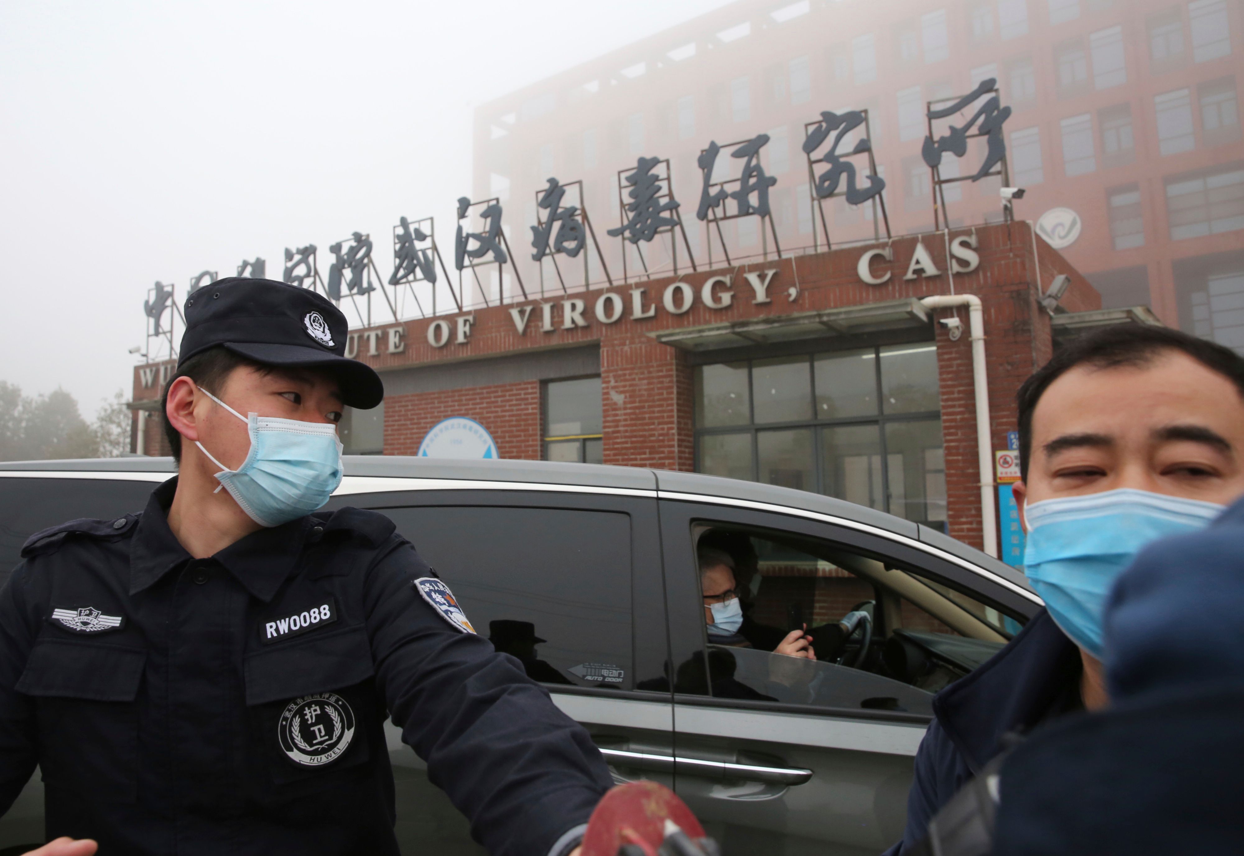 Download von www.picturedesk.com am 18.02.2021 (18:40).  Security guard check at the gate of Wuhan Institute of Virology as a vehicle carrying the experts of World Health Organization (WHO) entered in Wuhan, Hubei Province, China on Feb. 3rd, 2021. WHO probe team members tackled to investigate into the origins of the Covid-19 pandemic. ( The Yomiuri Shimbun via AP Images ) - 20210205_PD1238 - Rechteinfo: Rights Managed (RM)