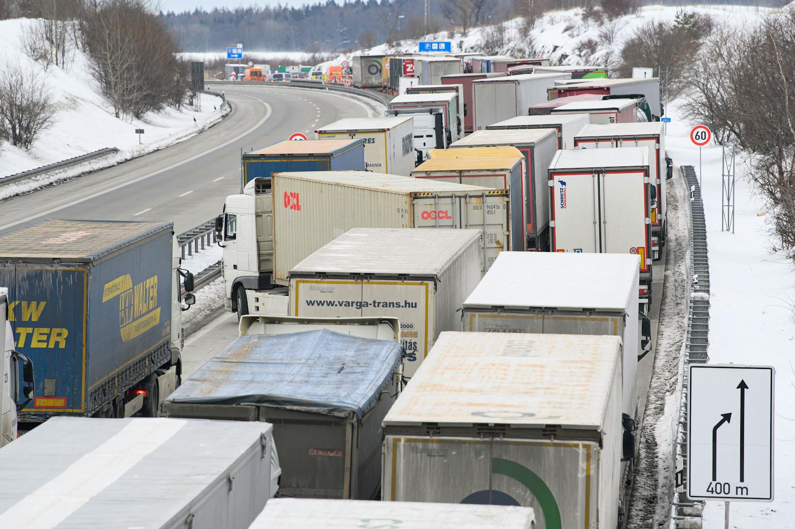 Laster stauen sich am 15.2.2021 auf der deutschen Autobahn 17 in Richtung Dresden. Bundespolizisten kontrollieren Einreisende in der Nähe des Grenzübergangs zu Tschechien.