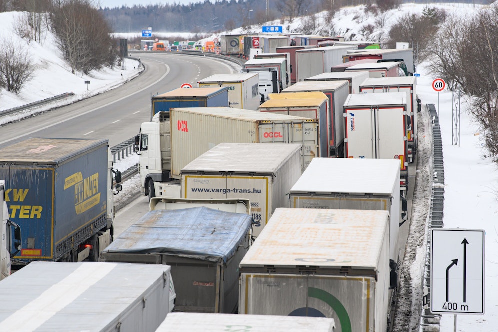 Laster stauen sich am 15.2.2021 auf der deutschen Autobahn 17 in Richtung Dresden. Bundespolizisten kontrollieren Einreisende in der Nähe des Grenzübergangs zu Tschechien.