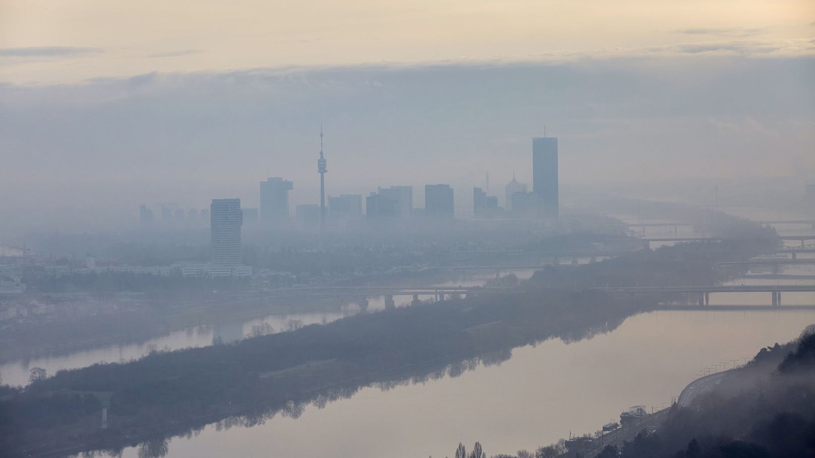 Eine dicke Nebelwand verhüllt die Bundeshauptstadt.