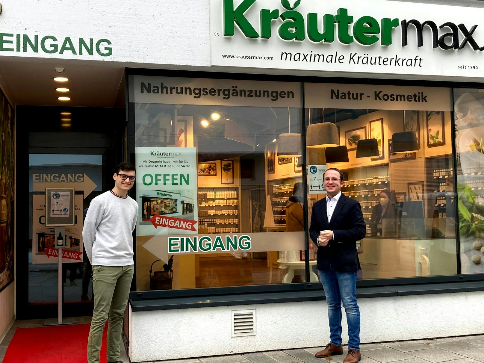 Sinan Yildirim und Kräutermax-Chef Christoph Zauner vor dem Geschäft in der Rieder Innenstadt.