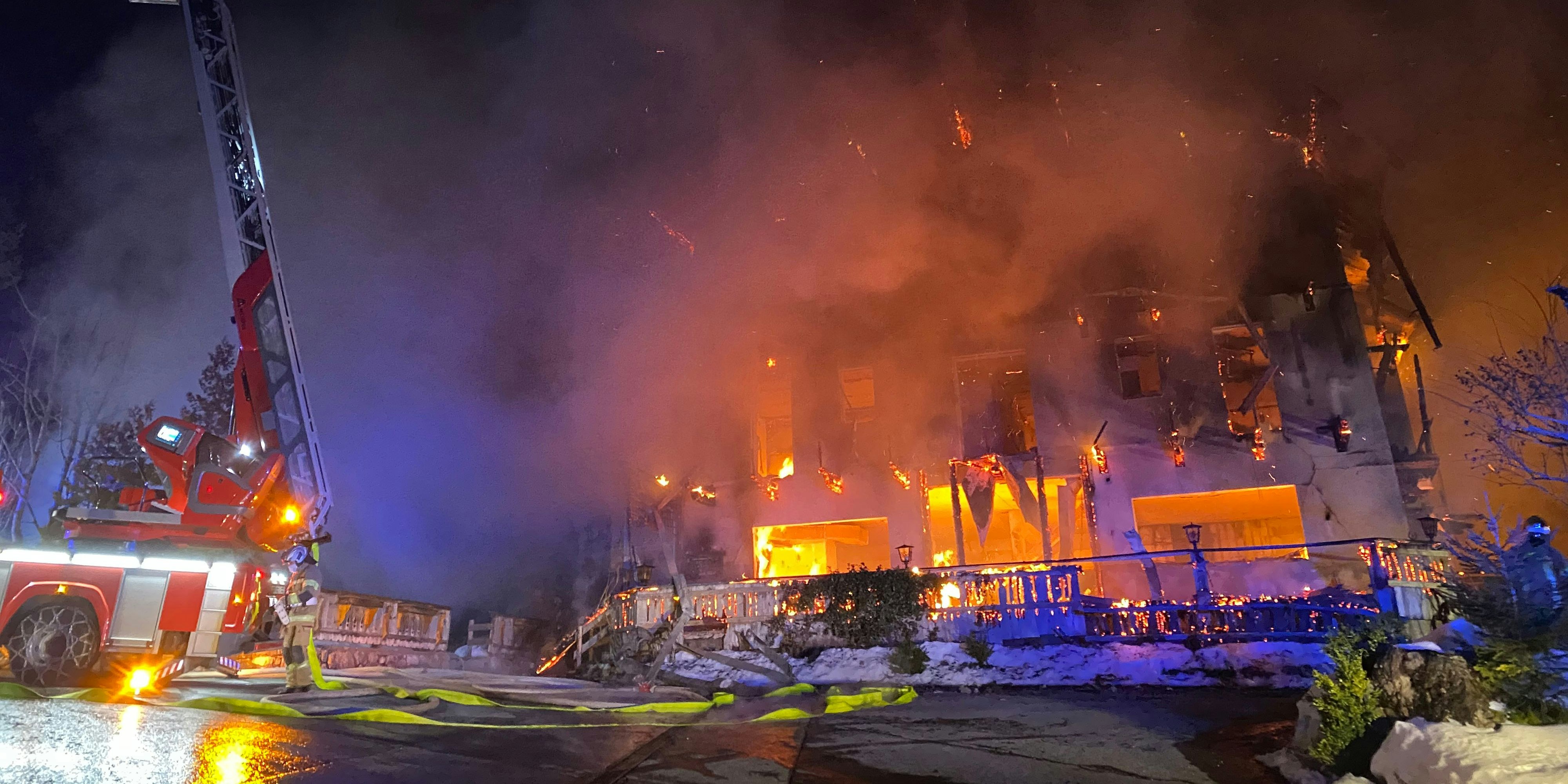 In der Nacht auf Donnerstag (18. Februar 2021) brach auf der Griesner Alm in Kirchdorf in Tirol ein Feuer aus.