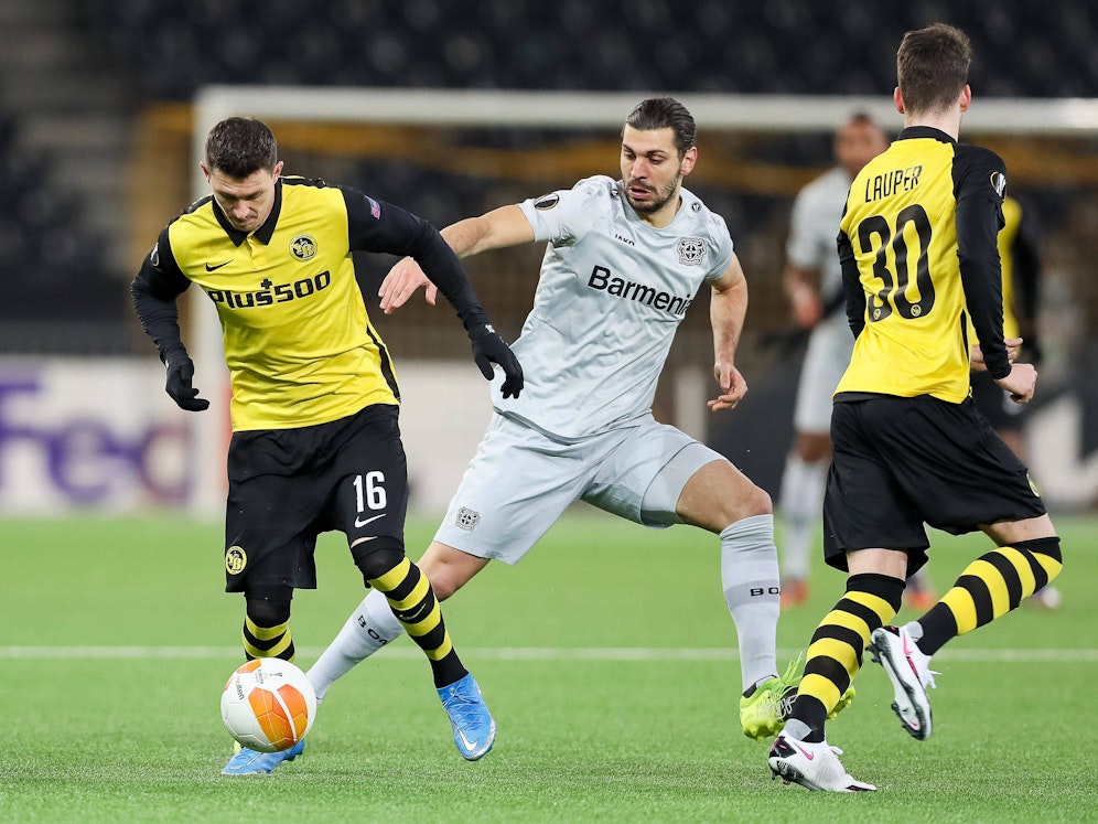 Aleks Dragovic im Duell mit Young Boys Bern. 