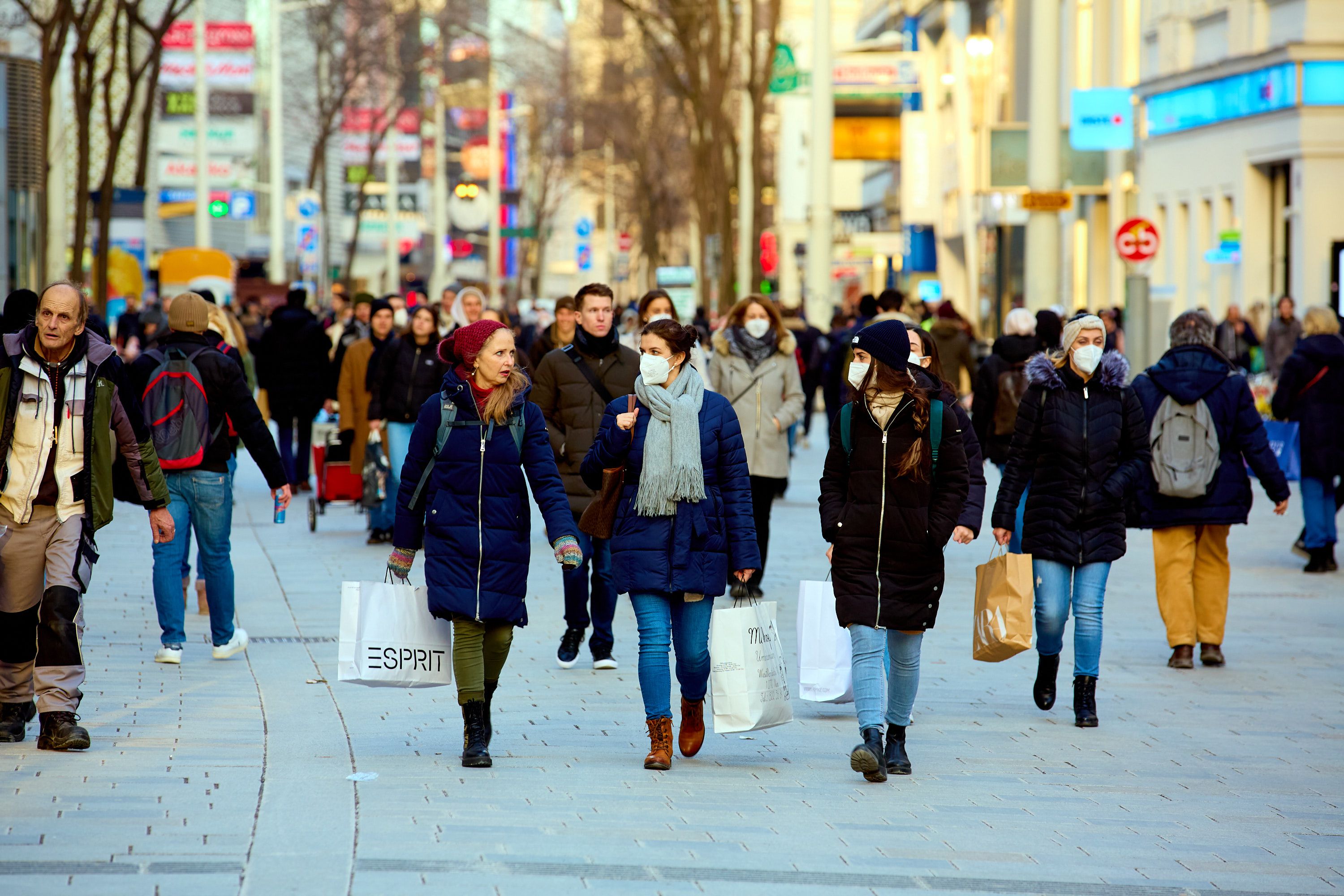In Einkaufsstraßen wie der Mariahilfer Straße soll die neue FFP2-Pflicht kommen.