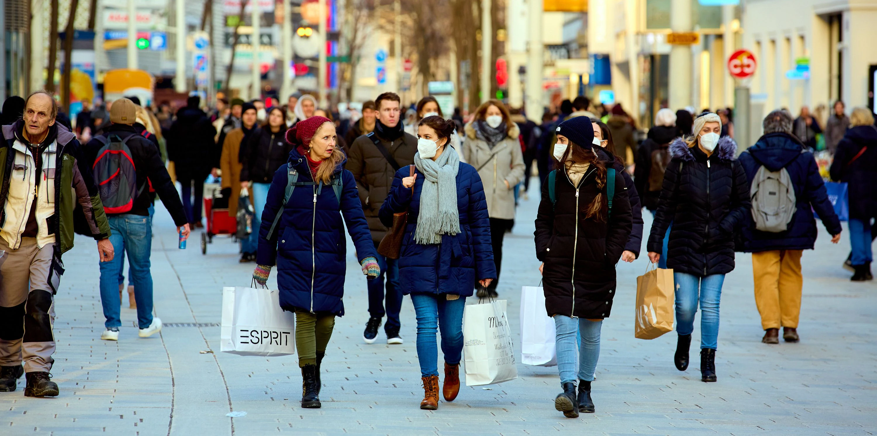 In Einkaufsstraßen wie der Mariahilfer Straße soll die neue FFP2-Pflicht kommen.