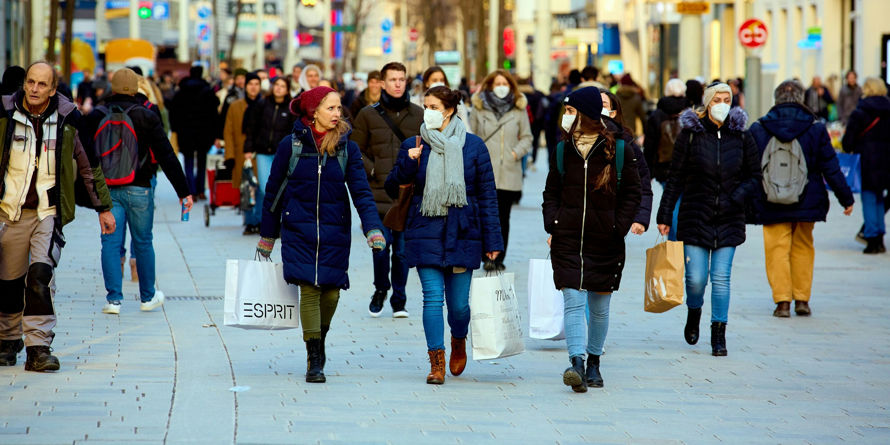 In Einkaufsstraßen wie der Mariahilfer Straße soll die neue FFP2-Pflicht kommen.