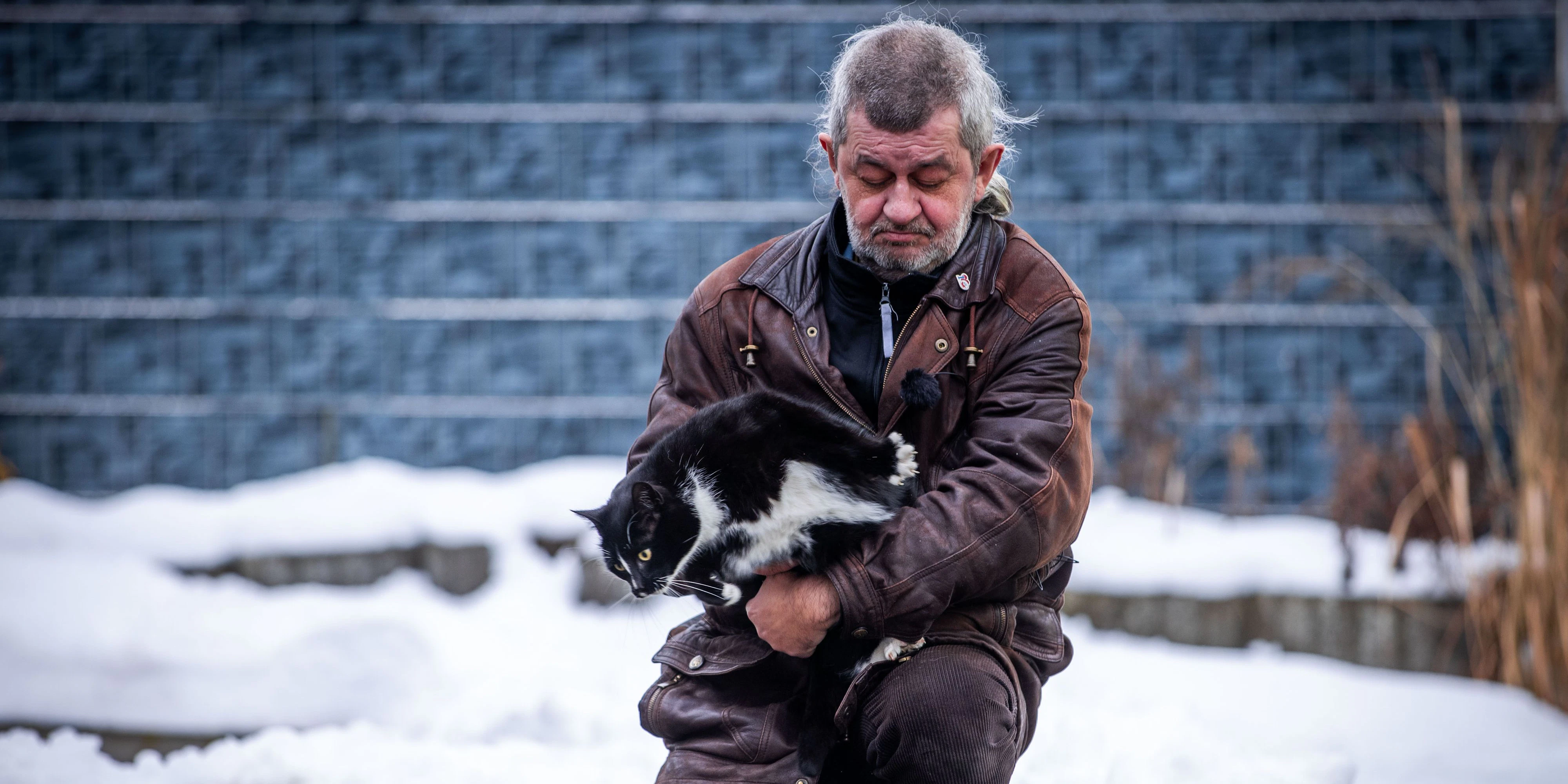 Download von www.picturedesk.com am 18.02.2021 (09:21).  16 February 2021, Mecklenburg-Western Pomerania, Demmin: Torsten Lohr and the six-year-old tomcat Quarky in the courtyard of a residential building. The cat is to become mayor of the city of 11,000 inhabitants according to the will of his master. The city council rejects the inclusion of Quarky on the ballot for the 25.04.2021. The owner does not want to accept the rejection of the city so simply. Photo: Jens Büttner/dpa-Zentralbild/dpa - 20210216_PD11718 - Rechteinfo: Rights Managed (RM)