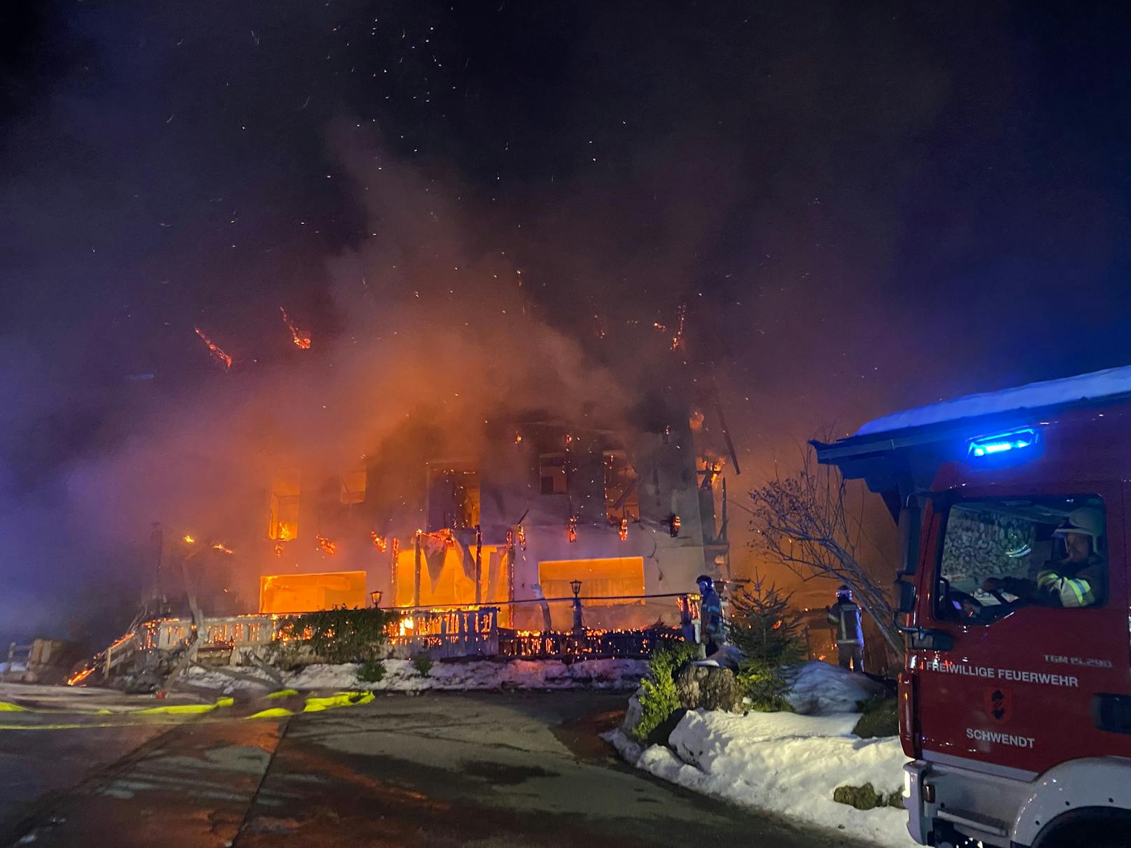 In der Nacht auf Donnerstag (18. Februar 2021) brach auf der Griesner Alm in Kirchdorf in Tirol ein Feuer aus.