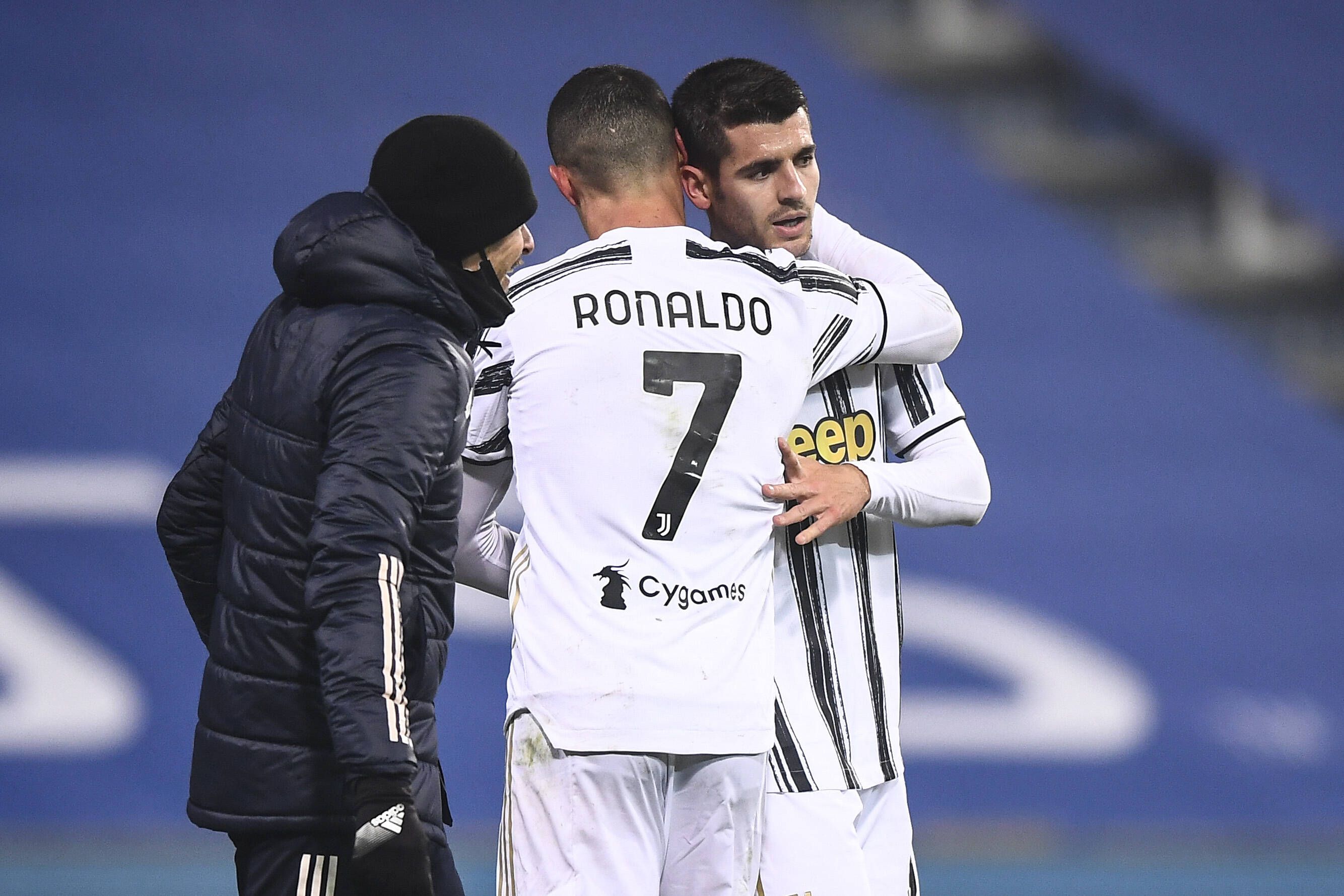 Cristiano Ronaldo (l.) sorgt sich um Alvaro Morata.