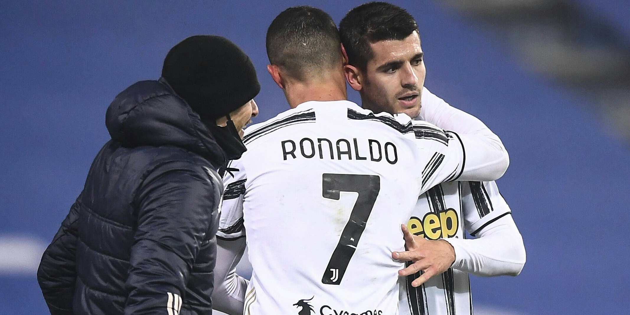 Cristiano Ronaldo (l.) sorgt sich um Alvaro Morata.
