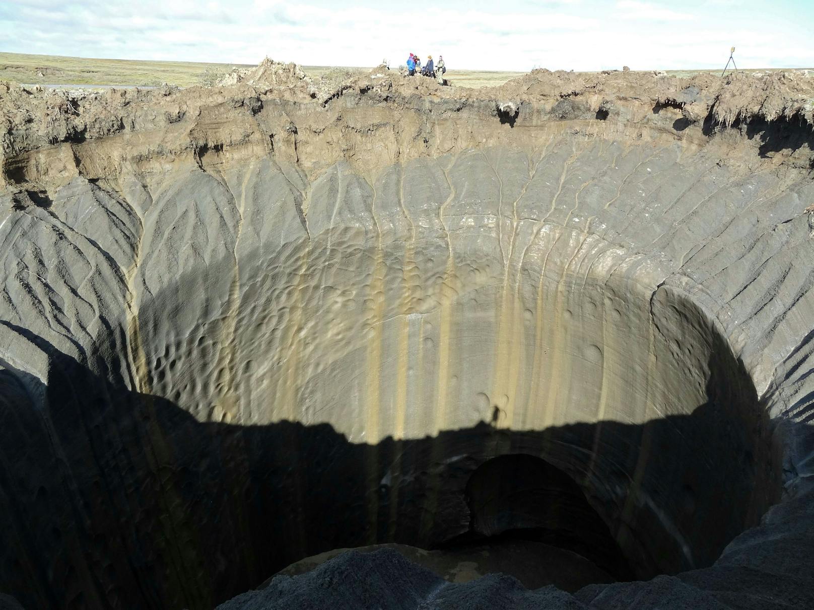 Die Wände der teilweise mehrere hundert Meter tiefen Krater sind beinahe senkrecht.