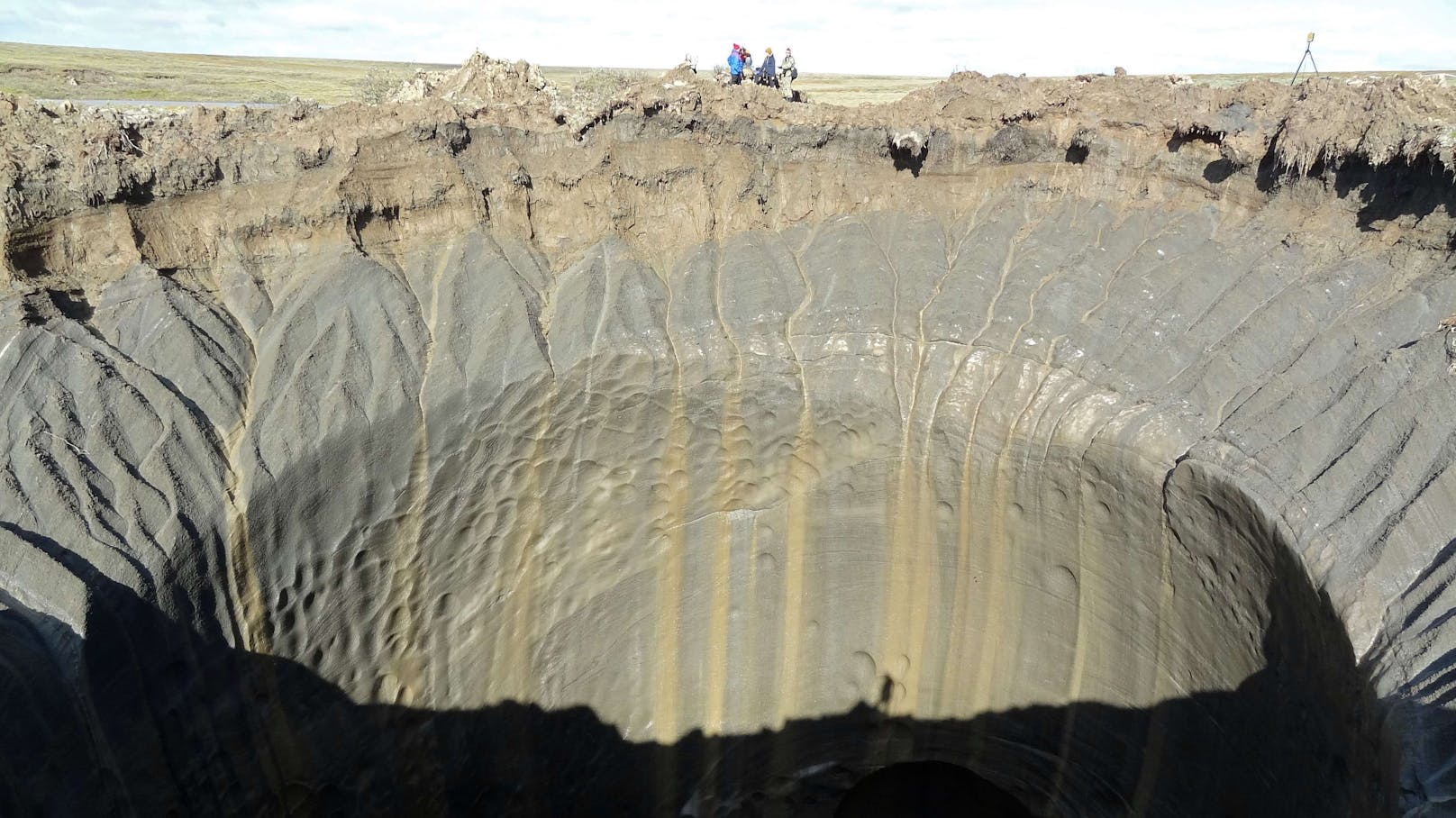 Die Wände der Krater sind beinahe senkrecht. Bei diesem geht es 200 Meter in die Tiefe.