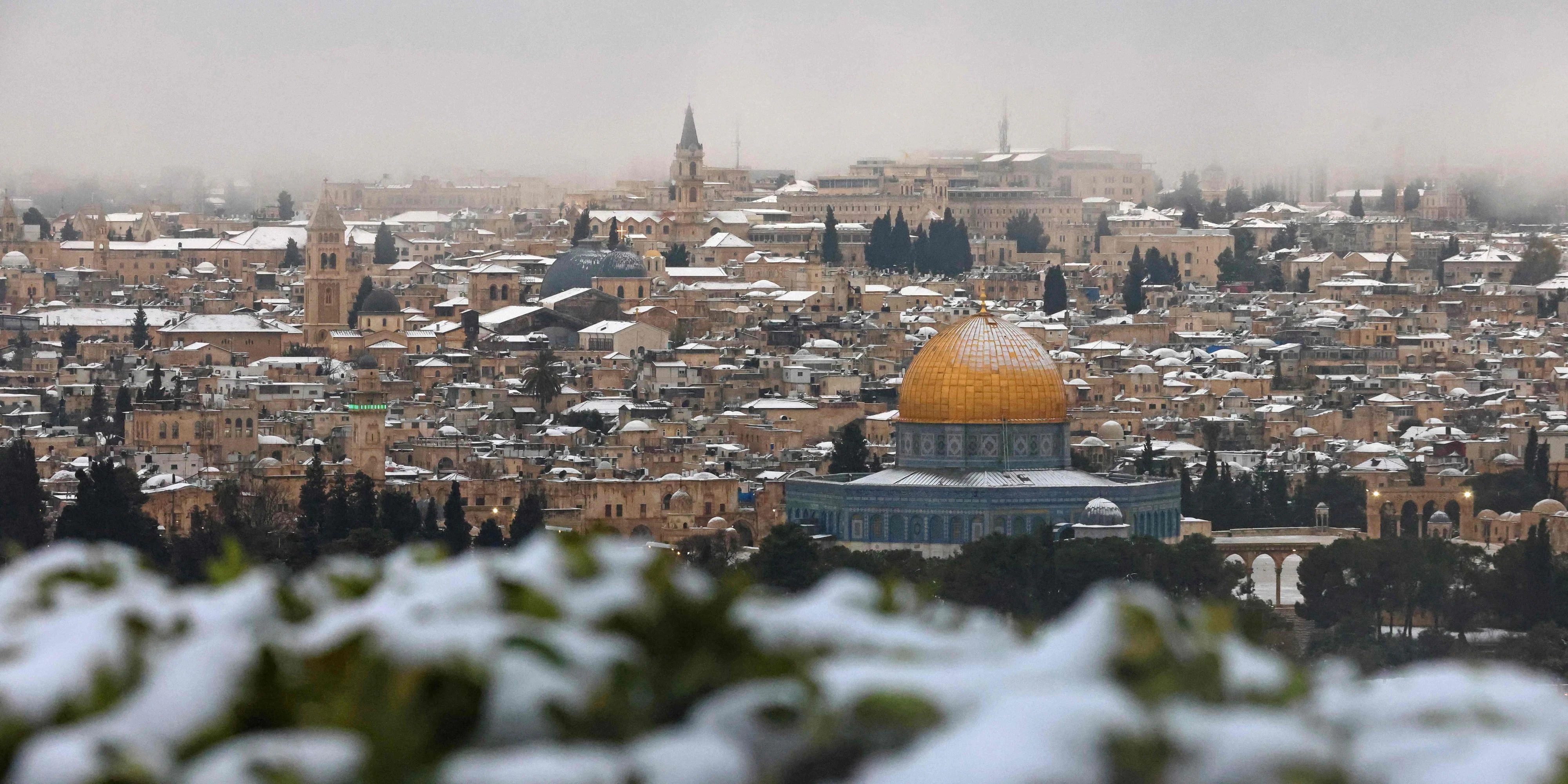 Download von www.picturedesk.com am 18.02.2021 (10:27).  Snow covers Jerusalem's Old City with a view of the Dome of the Rock in the al-Aqsa mosque compound, on February 18, 2021. (Photo by Emmanuel DUNAND / AFP) - 20210218_PD1930 - Rechteinfo: Rights Managed (RM) Nur für redaktionelle Nutzung! Werbliche Nutzung erfordert Freigabe: bitte schicken Sie uns eine Anfrage.
